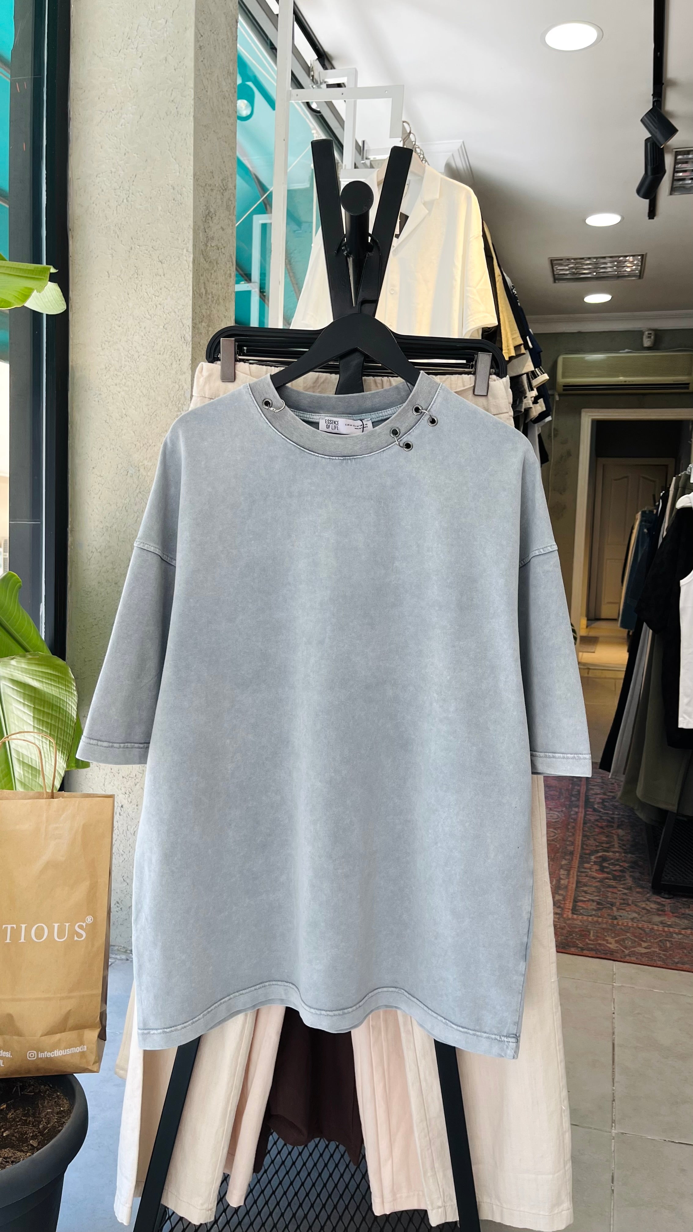 Oversize Gri Yakası Metal Detaylı Gri Yıkamalı Tshirt – Gri 9311