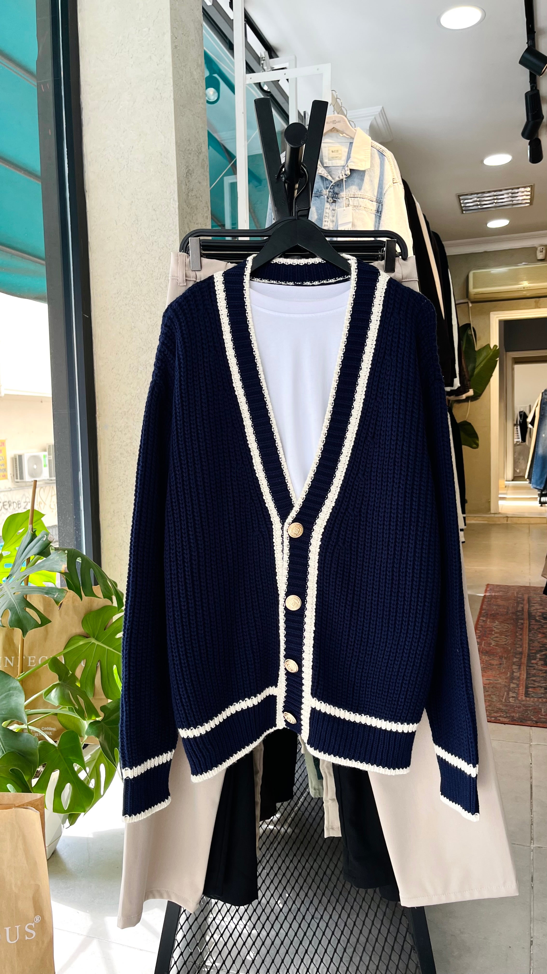 Oversize Bej Çizgili Madalyon Düğme Detaylı Lacivert Örme Hırka 7029