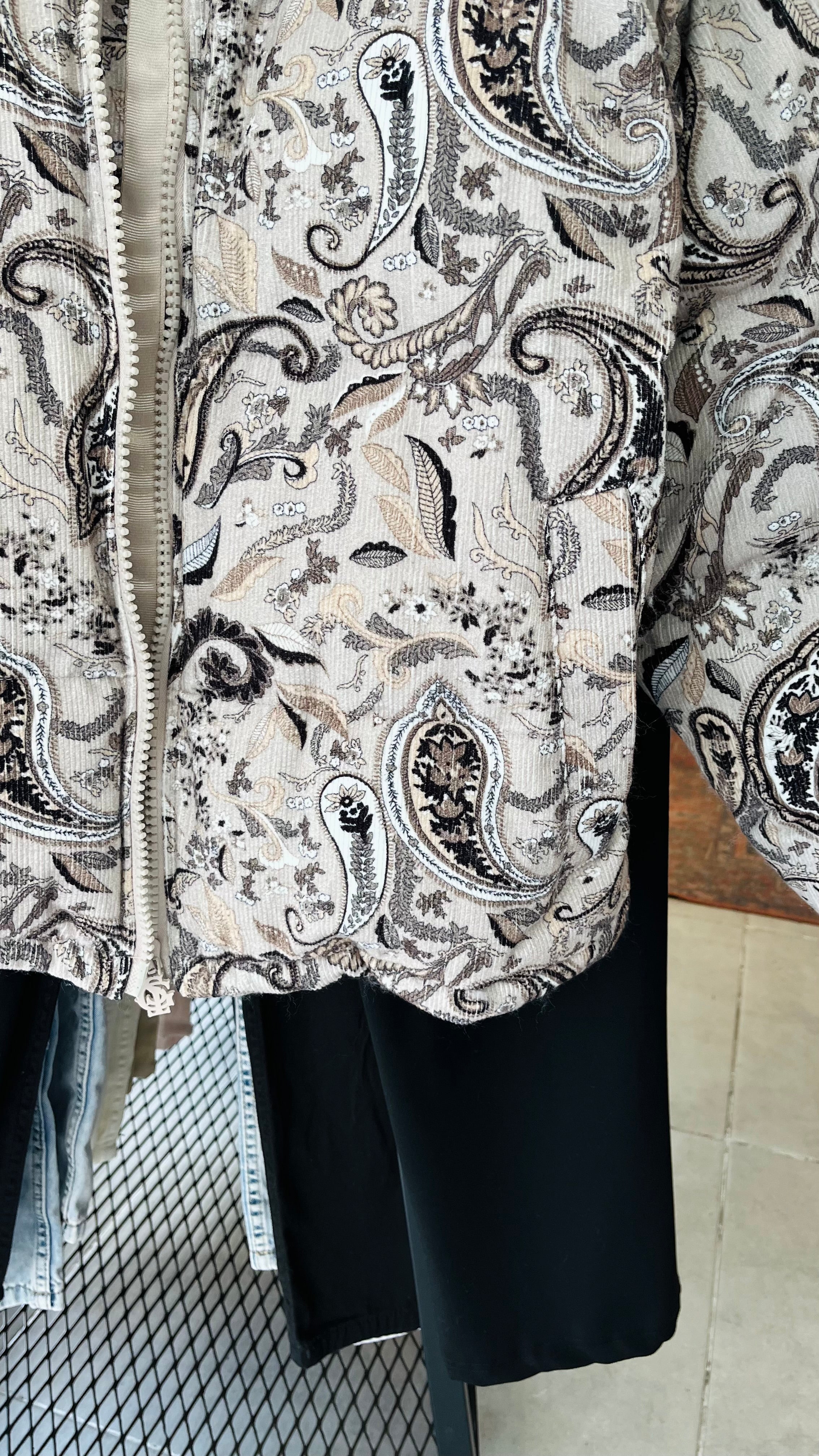 Desenli Kadife Şişme Bej Mont 2050