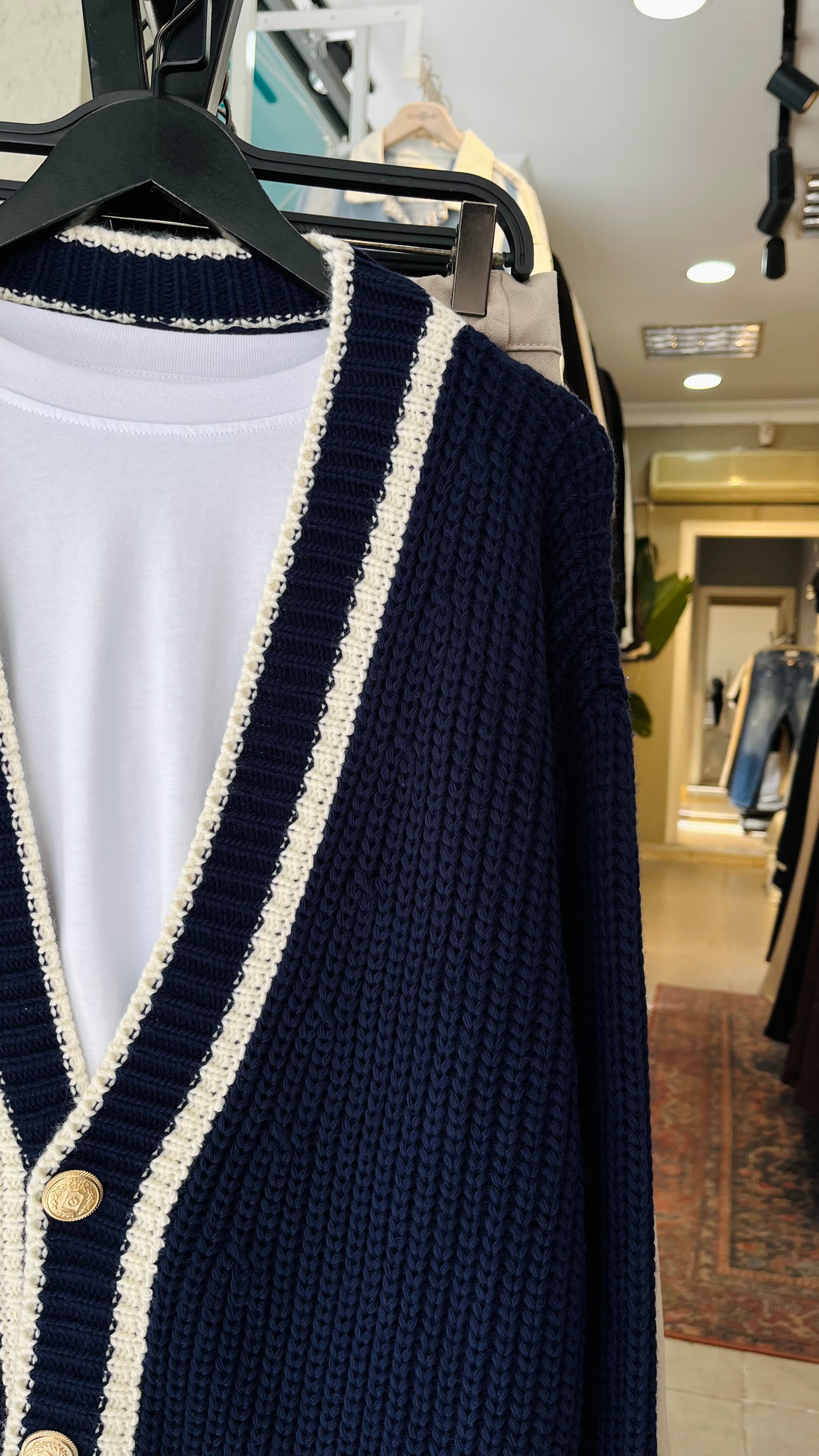 Oversize Bej Çizgili Madalyon Düğme Detaylı Lacivert Örme Hırka 7029