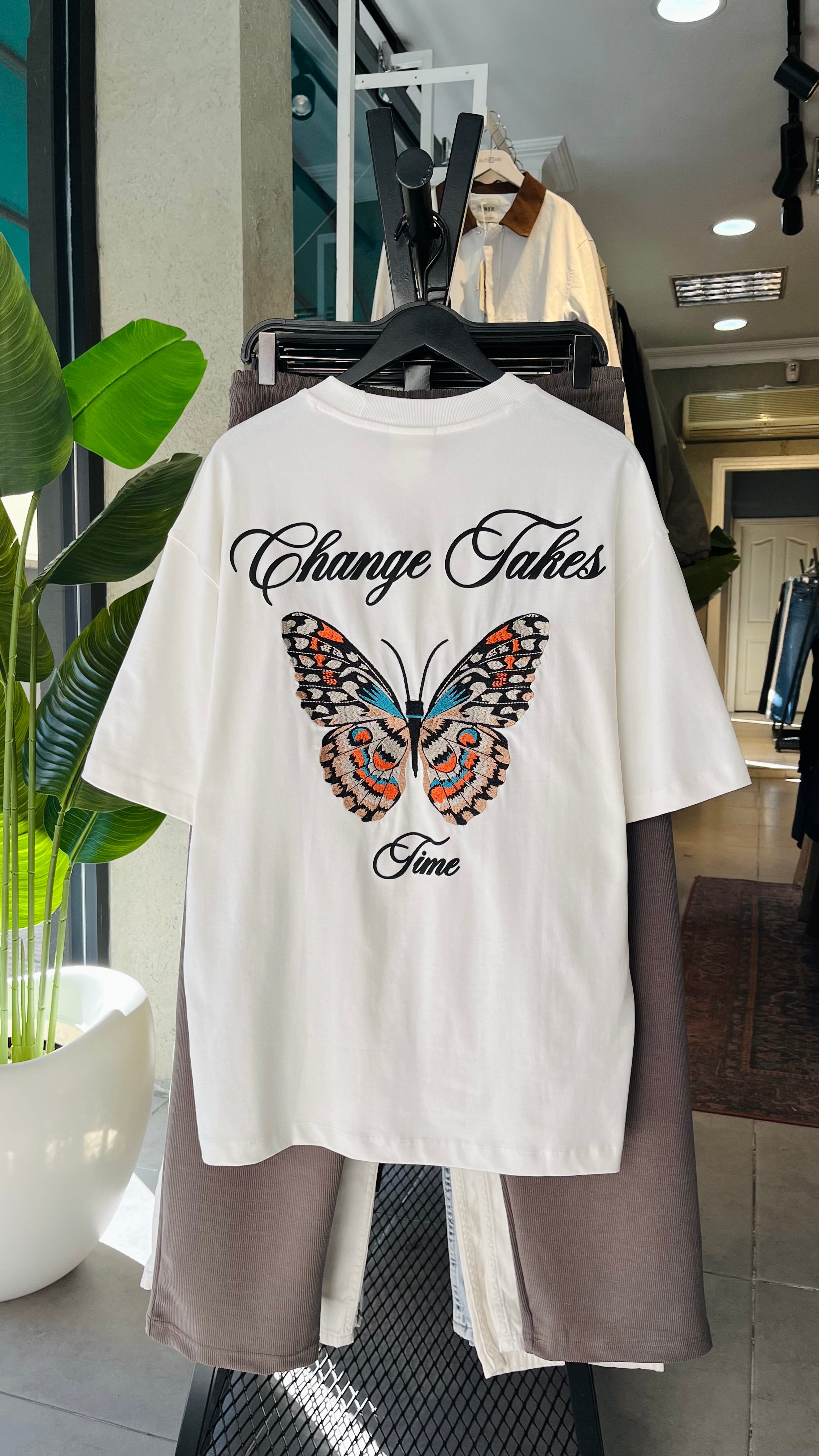 Oversize Beyaz Sırt Nakış Detaylı Tshirt 9368