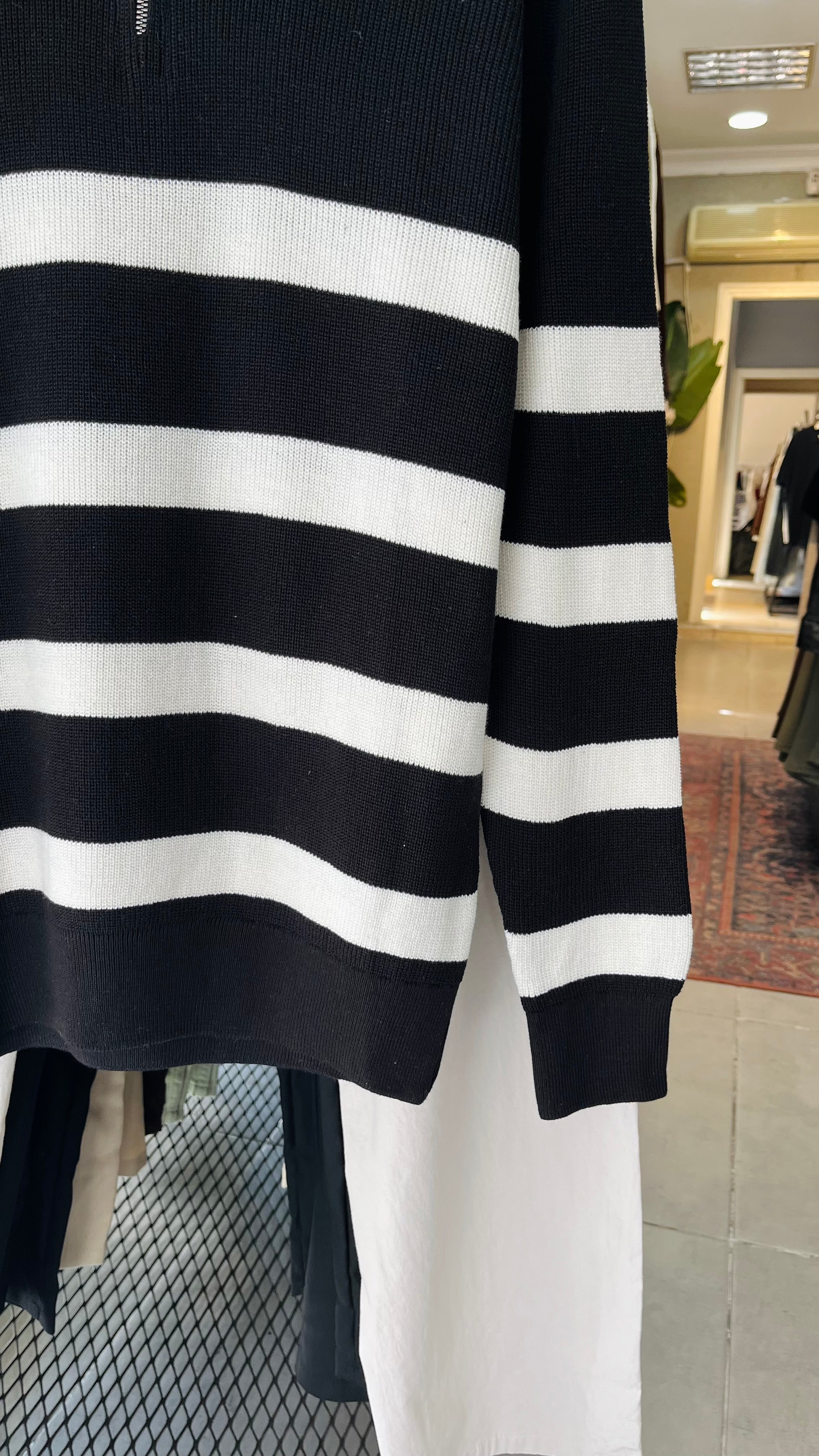 Oversize Siyah Yakalı Fermuarlı Beyaz Şeritli Triko Kazak 7021