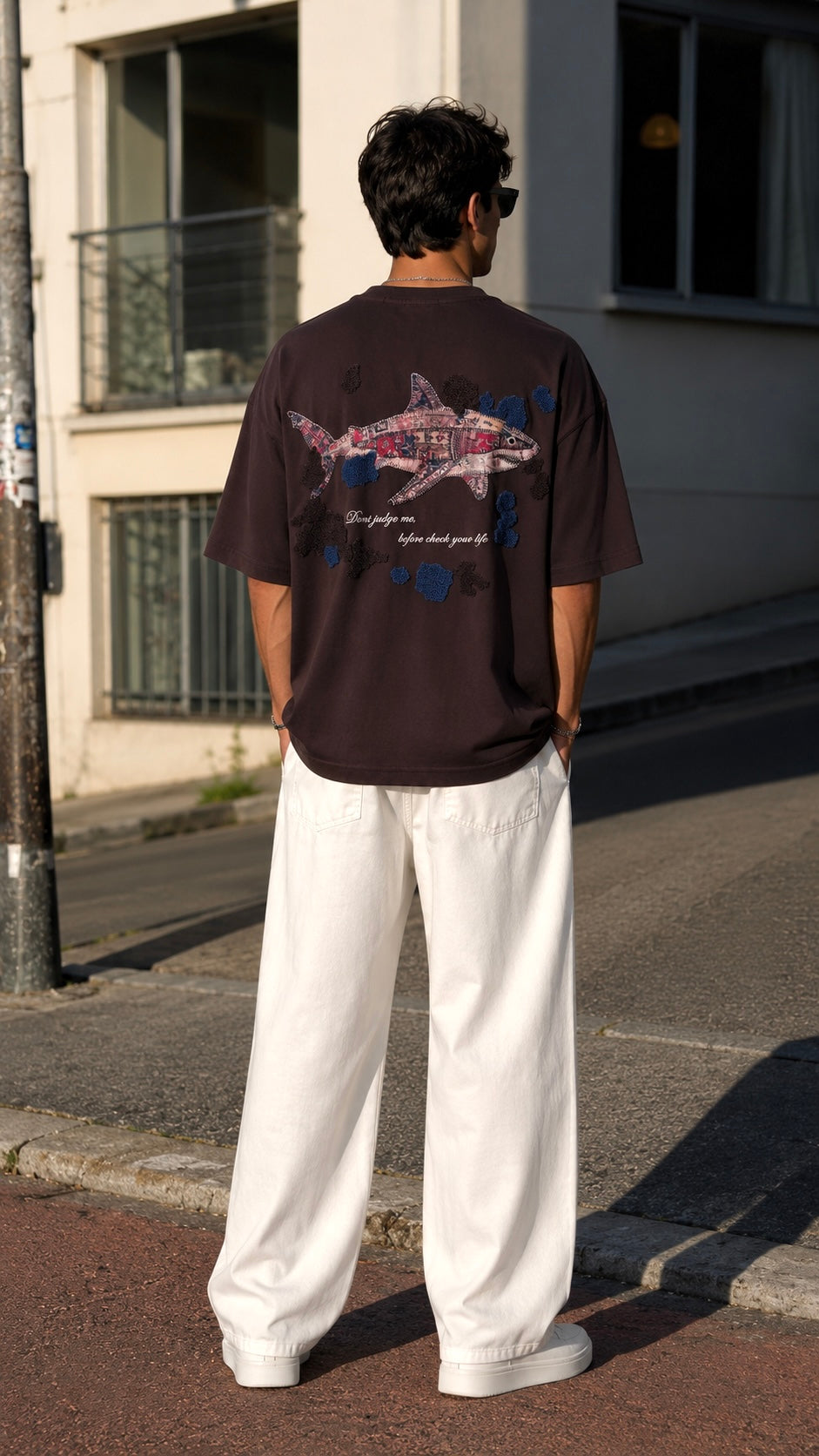 Oversize Kahverengi Sırt Patchli ve Nakışlı Tshirt 9446