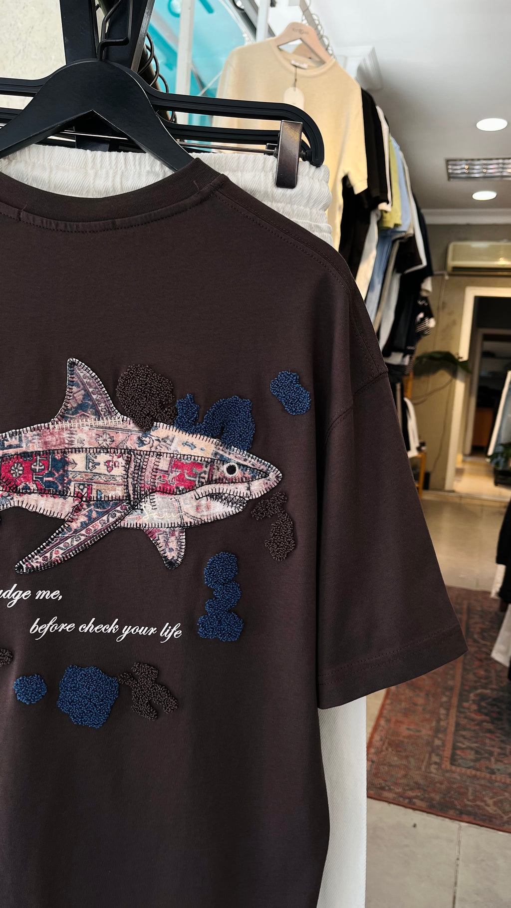Oversize Kahverengi Sırt Patchli ve Nakışlı Tshirt 9446