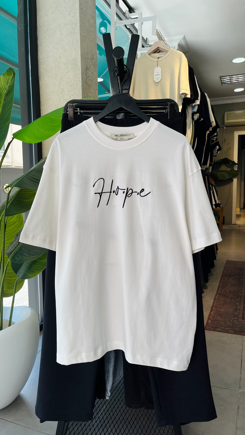 Oversize Beyaz Sırt Halı Patchli Tshirt 9416