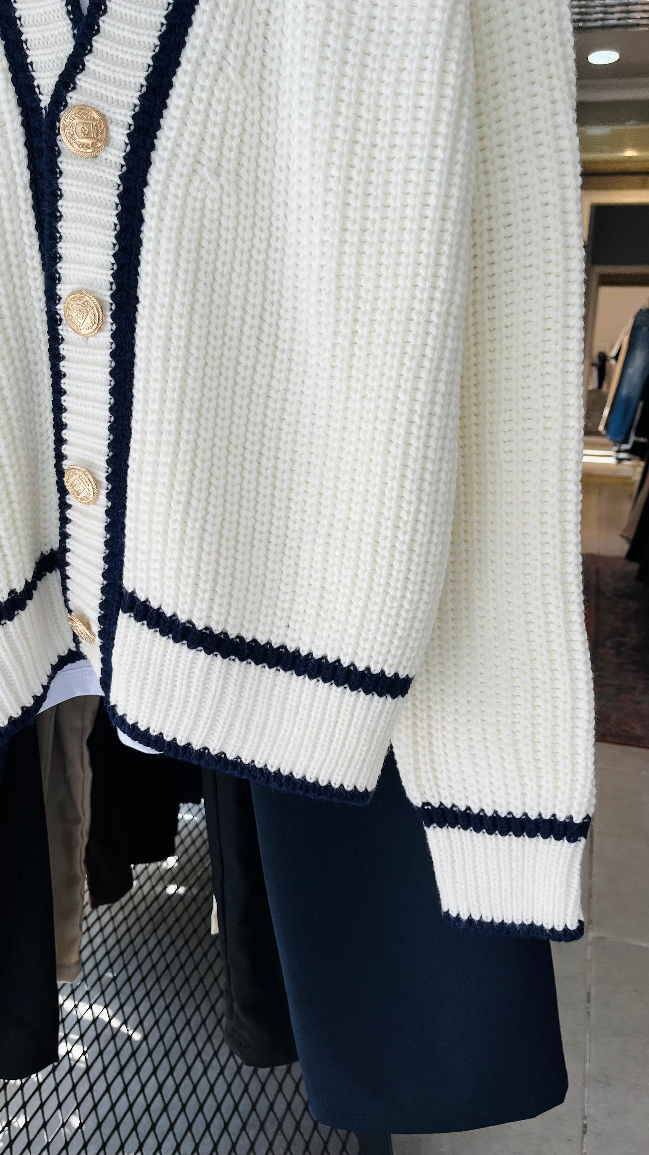 Oversize Lacivert Çizgili Madalyon Düğme Detaylı Beyaz Örme Hırka 7027
