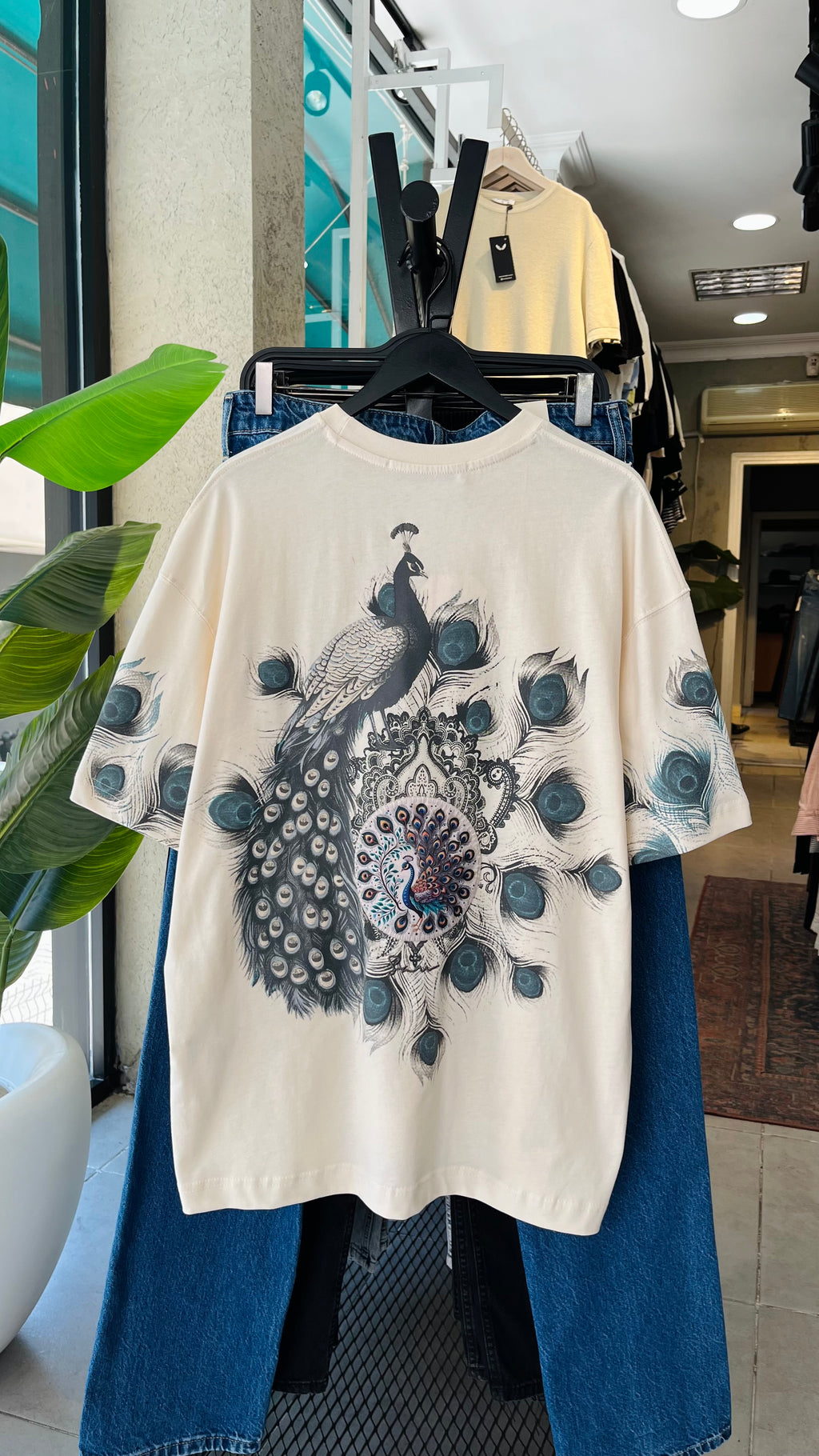 Oversize Bej Sırt Baskılı ve Tavus Kuşu Pathcli Tshirt 9426