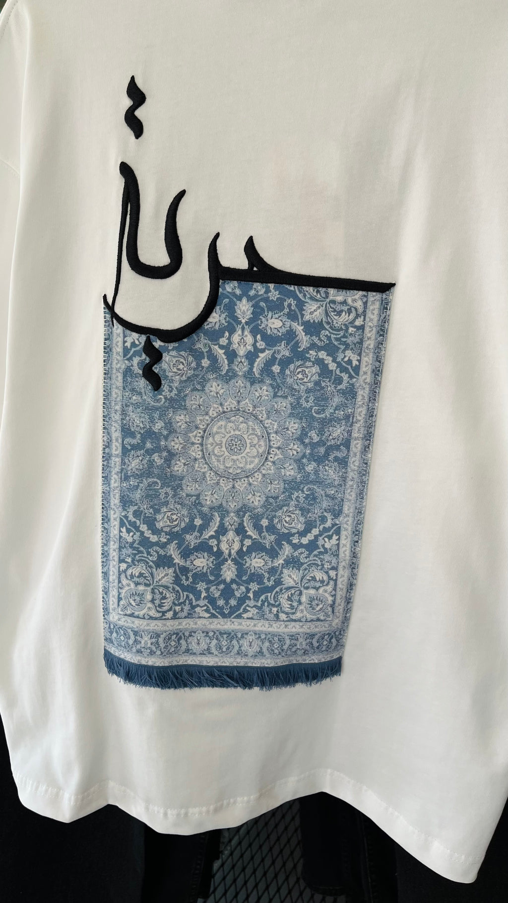 Oversize Beyaz Sırt Halı Patchli Tshirt 9423