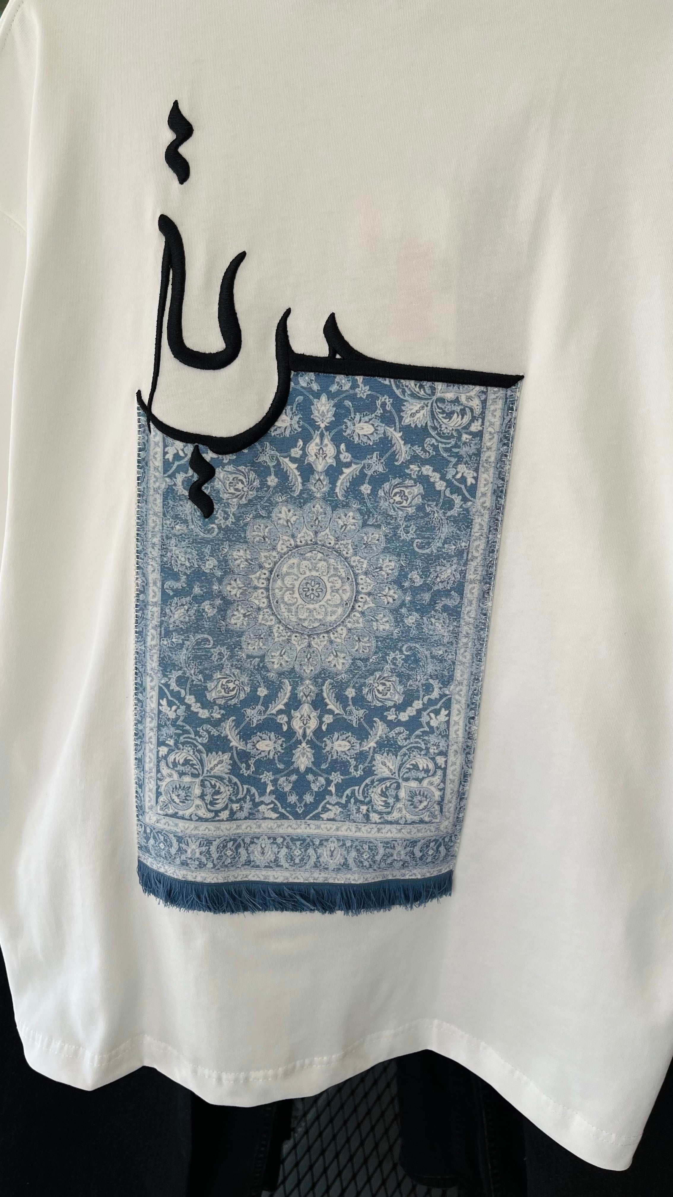 Oversize Beyaz Sırt Halı Patchli Tshirt 9423