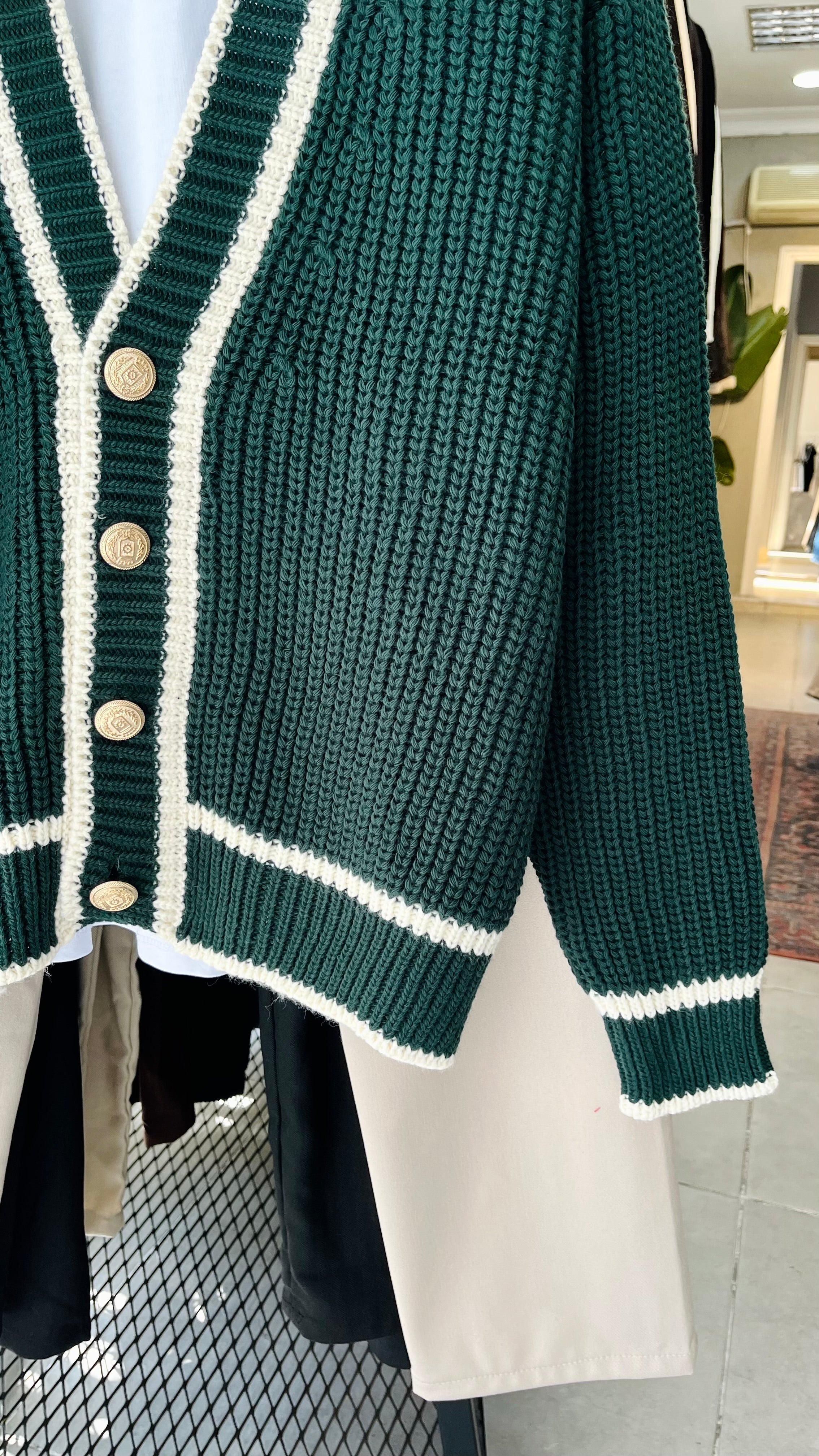 Oversize Bej Çizgili Madalyon Düğme Detaylı Yeşil Örme Hırka 7030