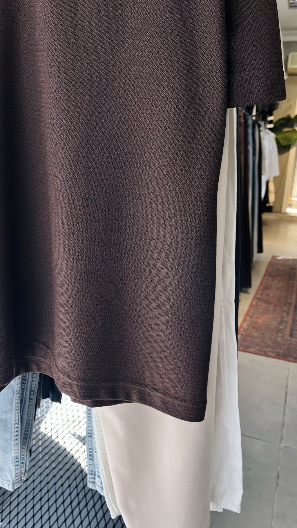 Kahverengi yakası bej çizgili tshirt 9370