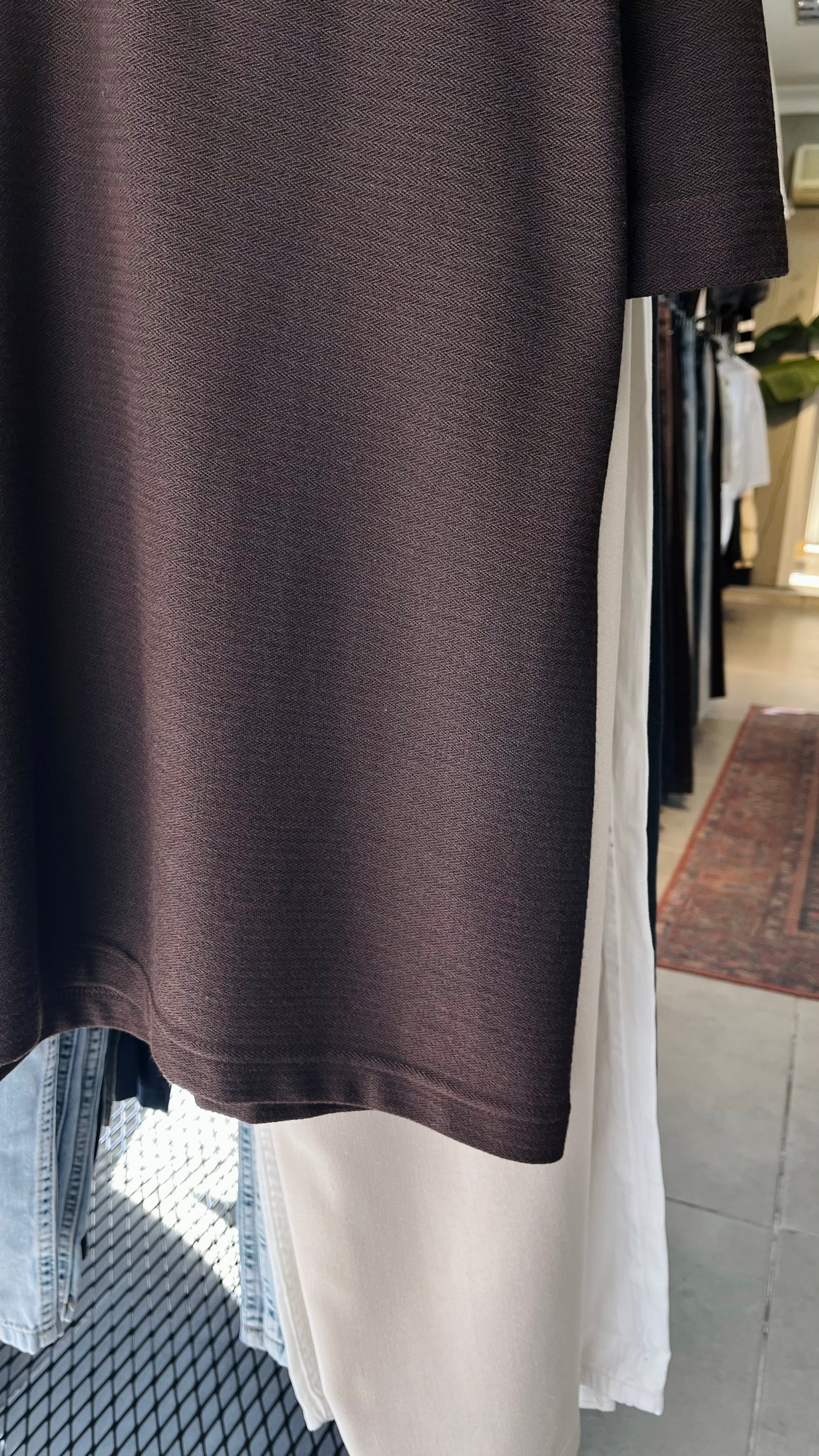 Kahverengi yakası bej çizgili tshirt 9370