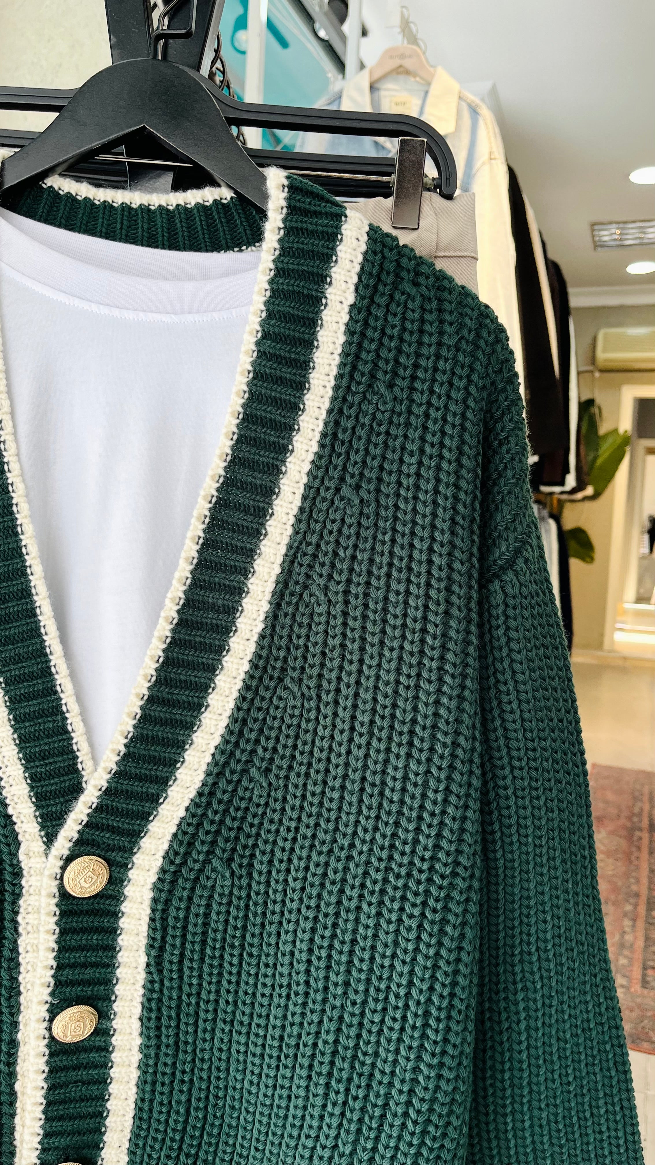 Oversize Bej Çizgili Madalyon Düğme Detaylı Yeşil Örme Hırka 7030