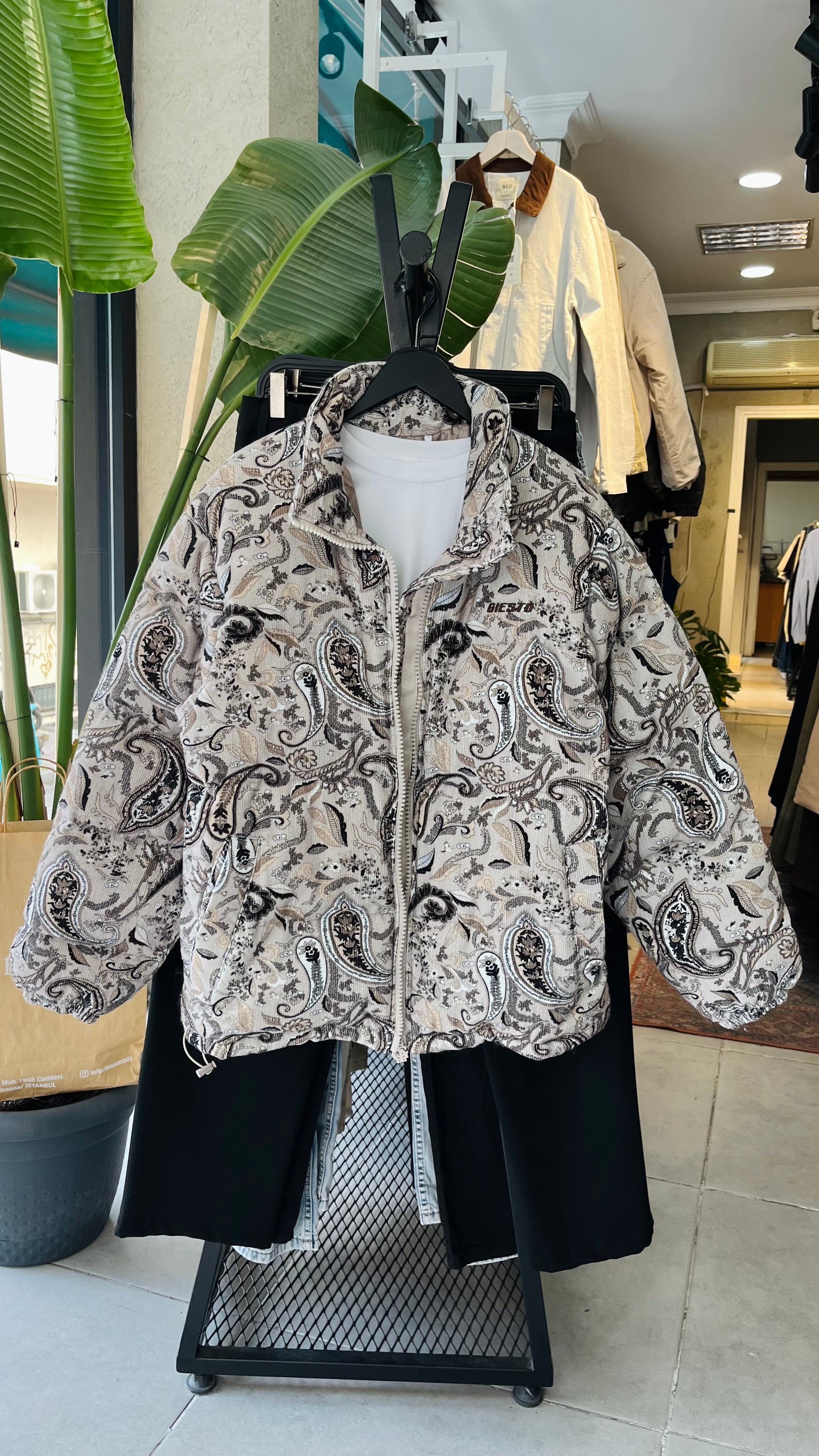 Desenli Kadife Şişme Bej Mont 2050