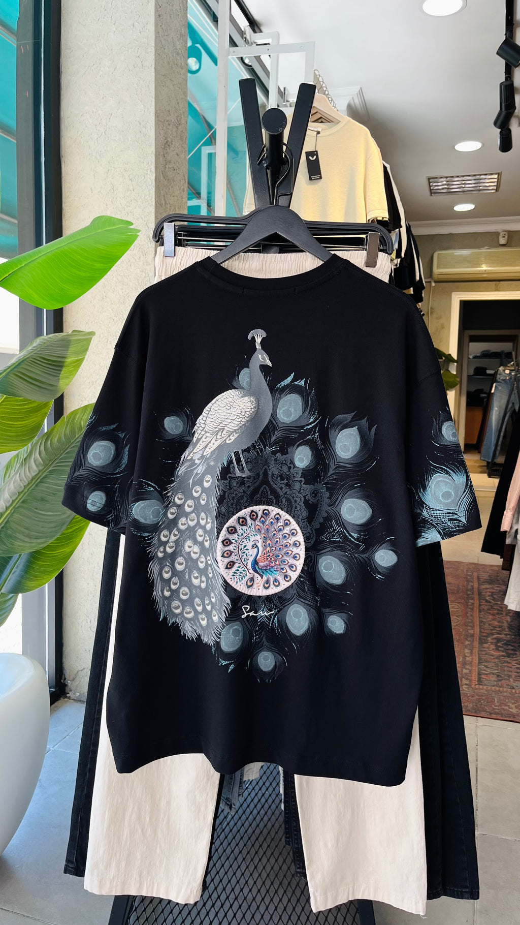 Oversize Siyah Sırt Baskılı ve Tavus Kuşu Pathcli Tshirt 9427