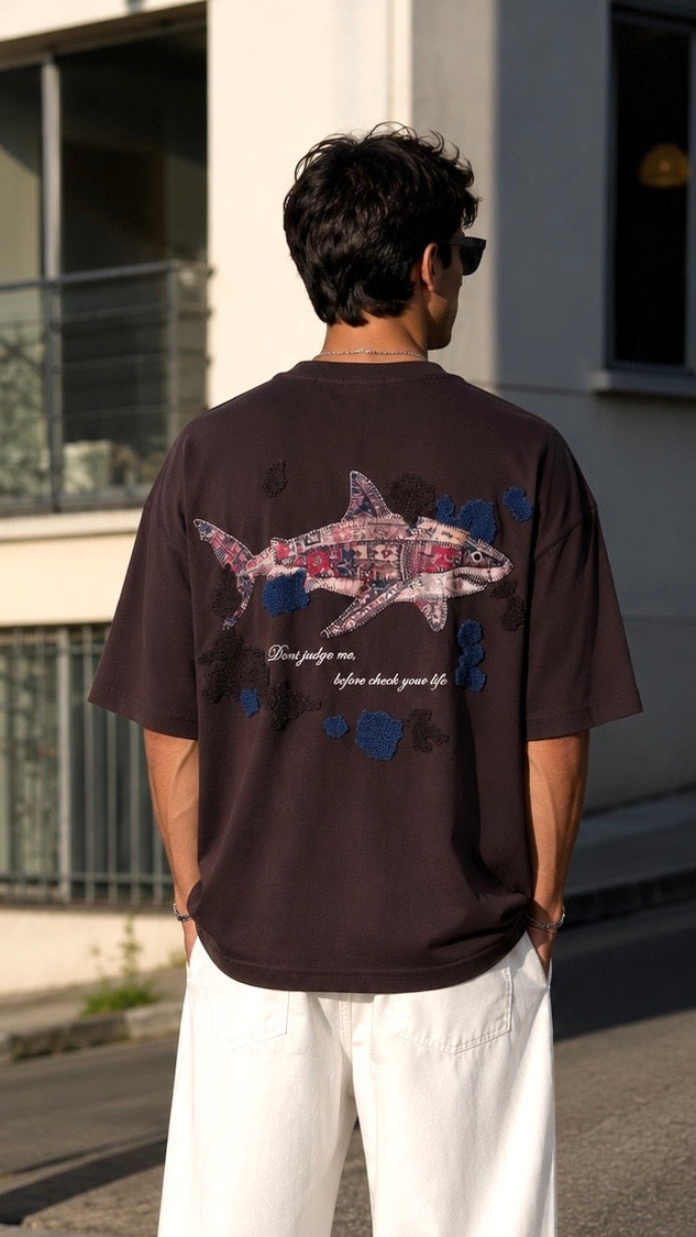 Oversize Kahverengi Sırt Patchli ve Nakışlı Tshirt 9446