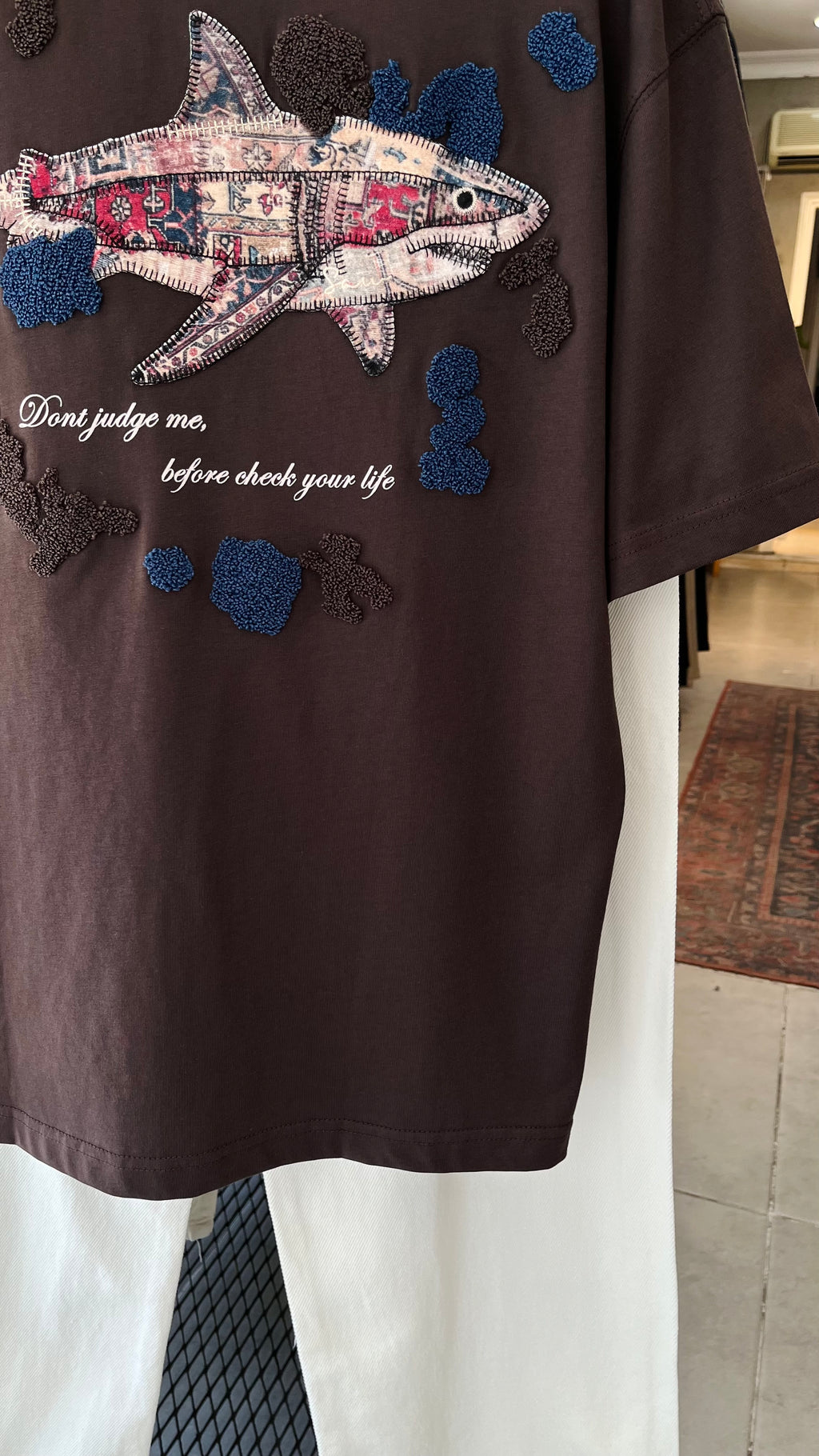 Oversize Kahverengi Sırt Patchli ve Nakışlı Tshirt 9446