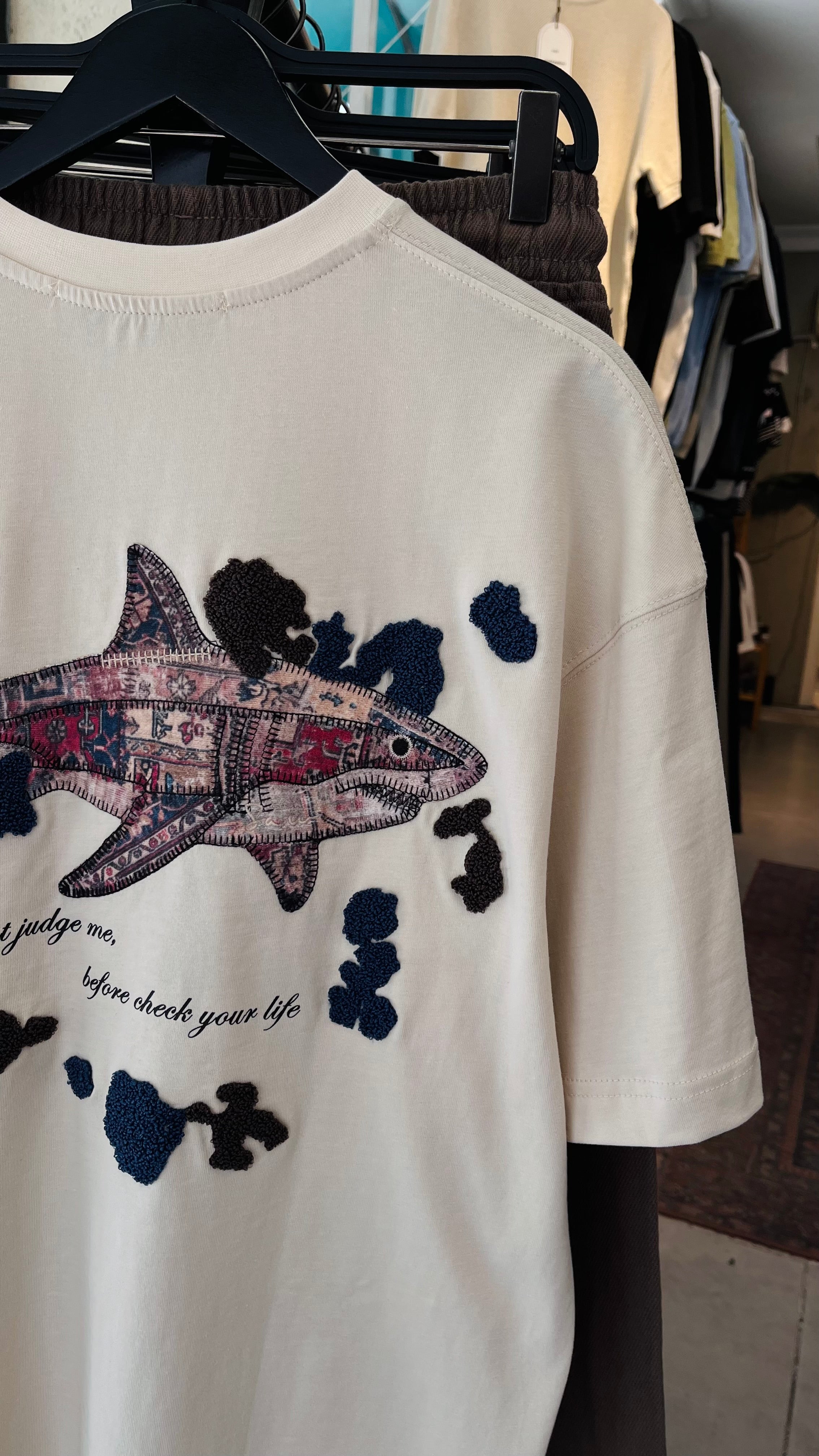 Oversize Bej Sırt Patchli ve Nakışlı Tshirt 9445