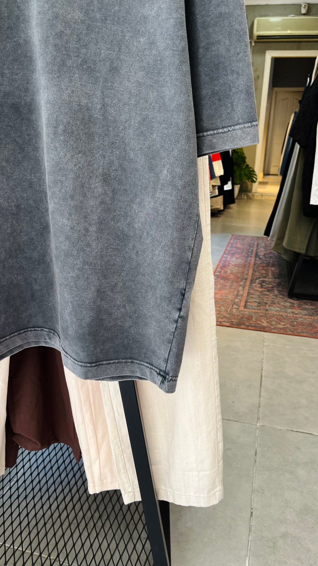 Oversize Siyah Yakası Metal Detaylı Siyah Yıkamalı Tshirt – Siyah 9310