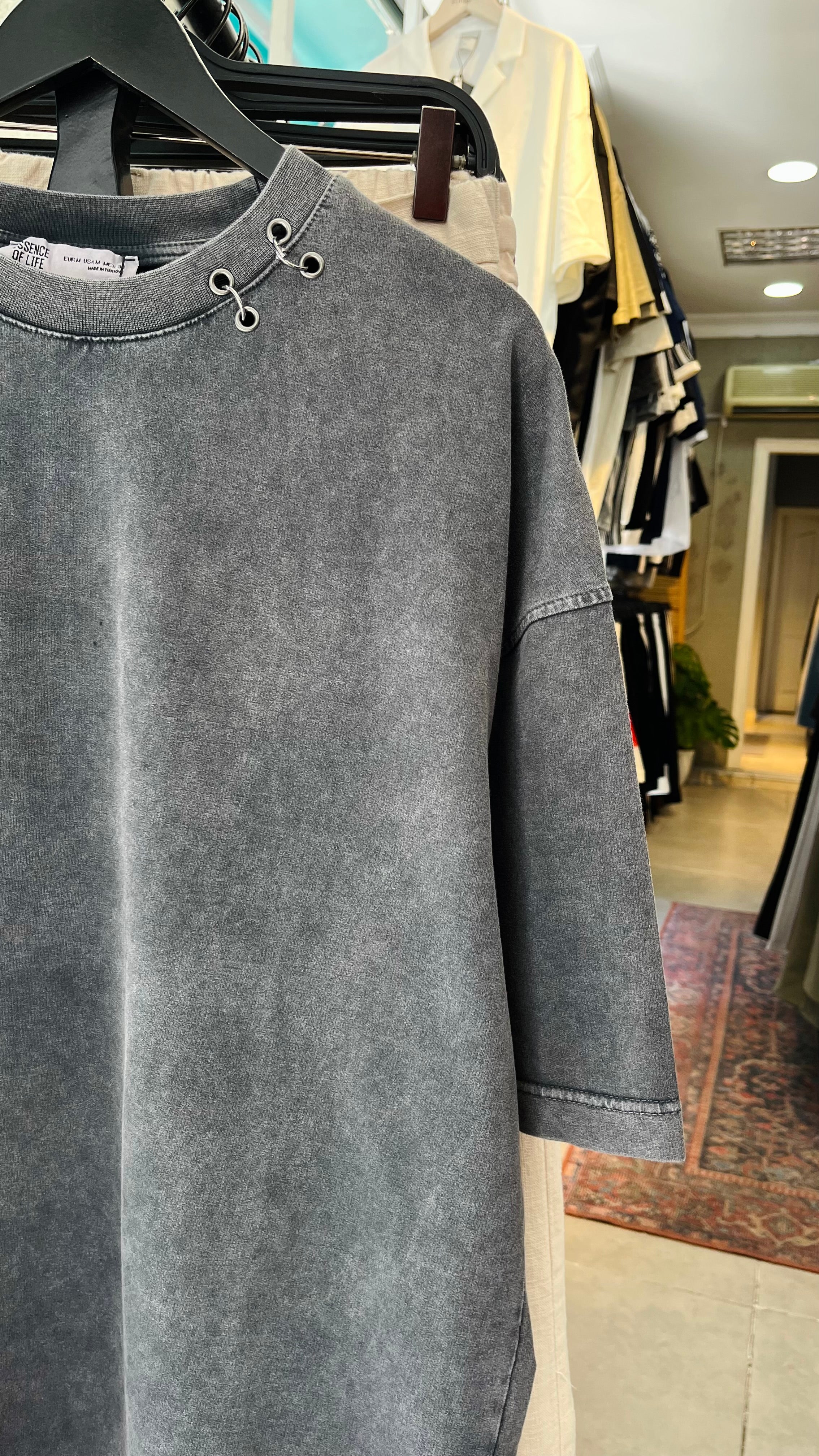 Oversize Siyah Yakası Metal Detaylı Siyah Yıkamalı Tshirt – Siyah 9310