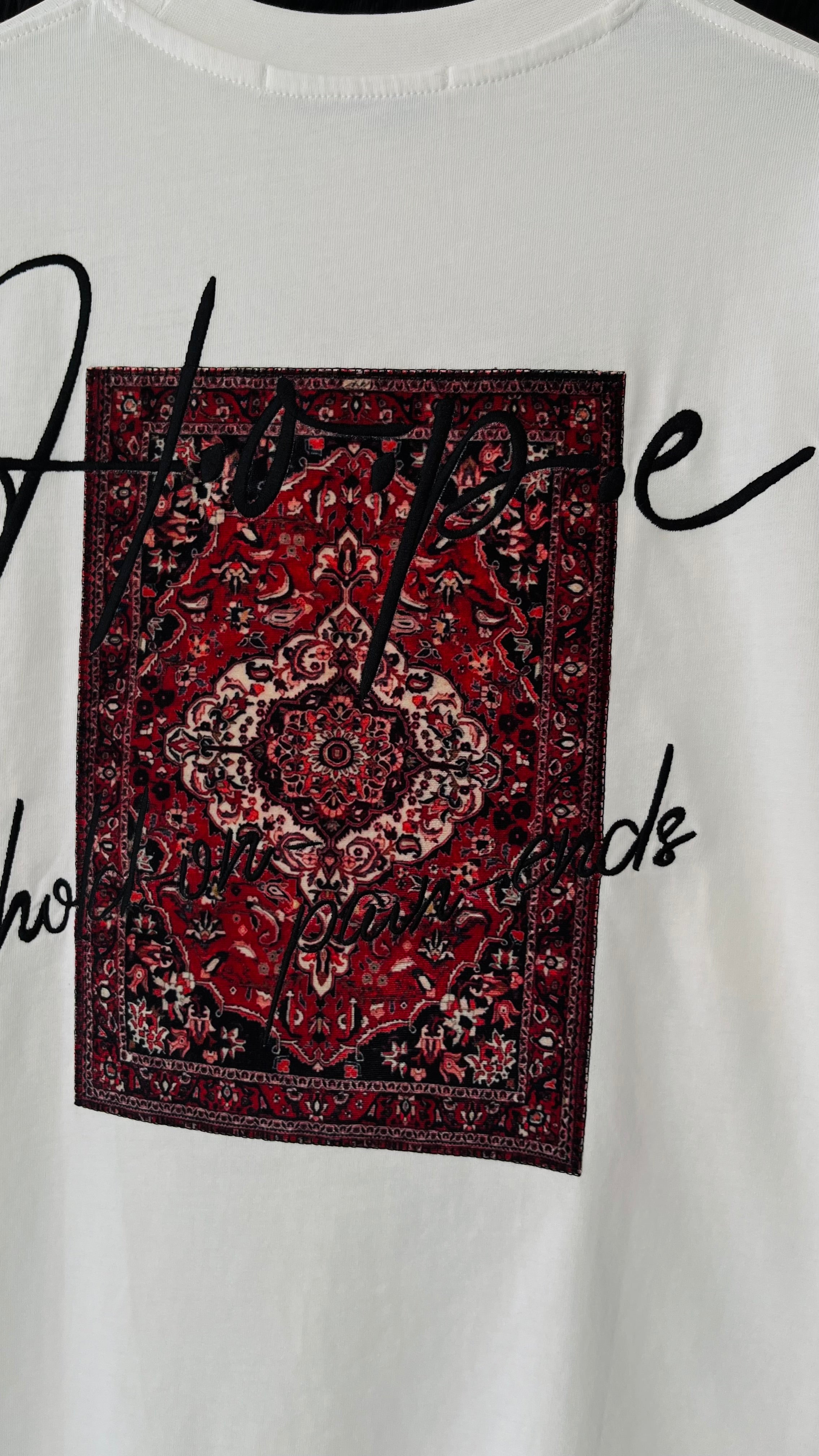 Oversize Beyaz Sırt Halı Patchli Tshirt 9416
