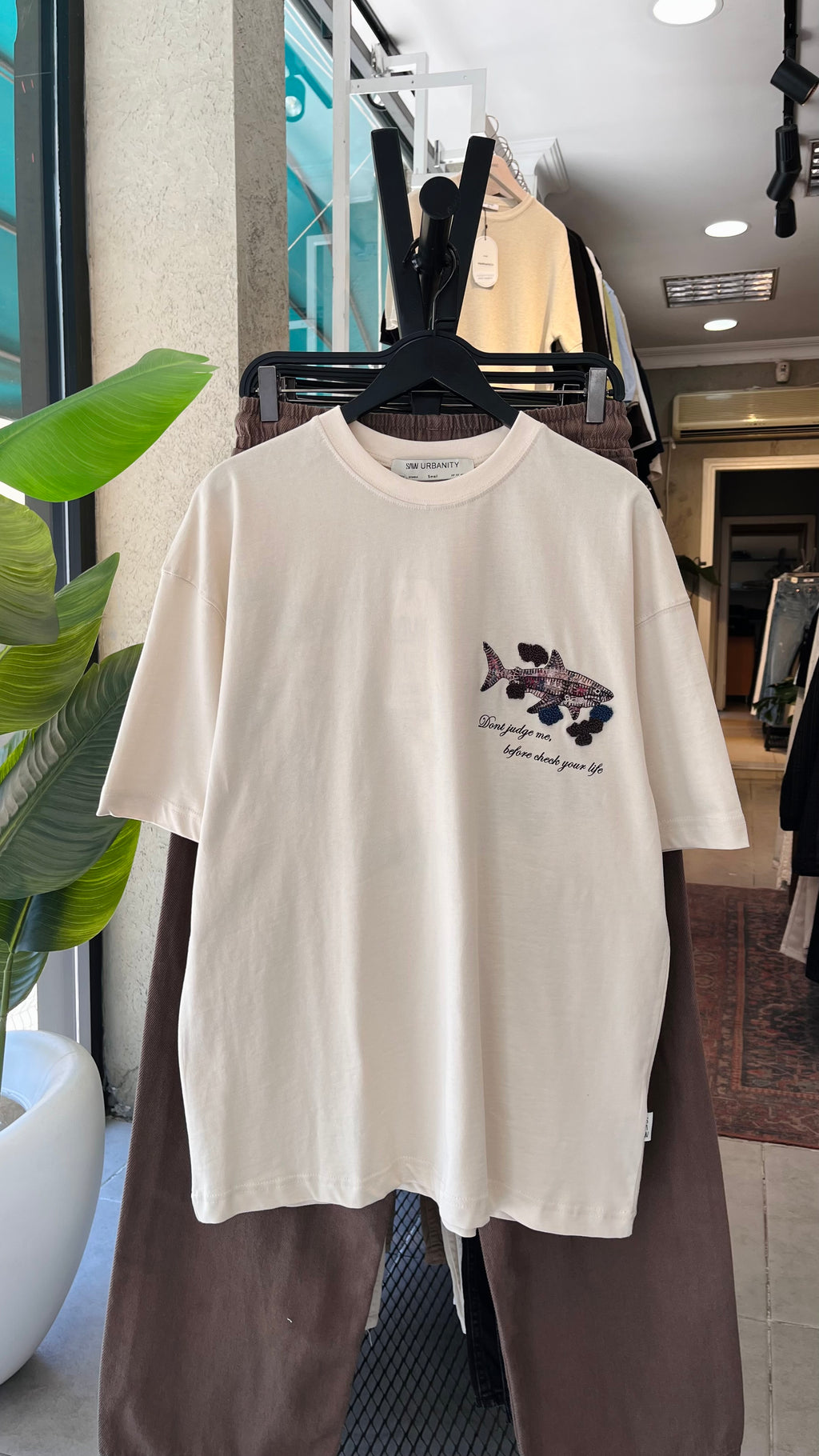 Oversize Bej Sırt Patchli ve Nakışlı Tshirt 9445