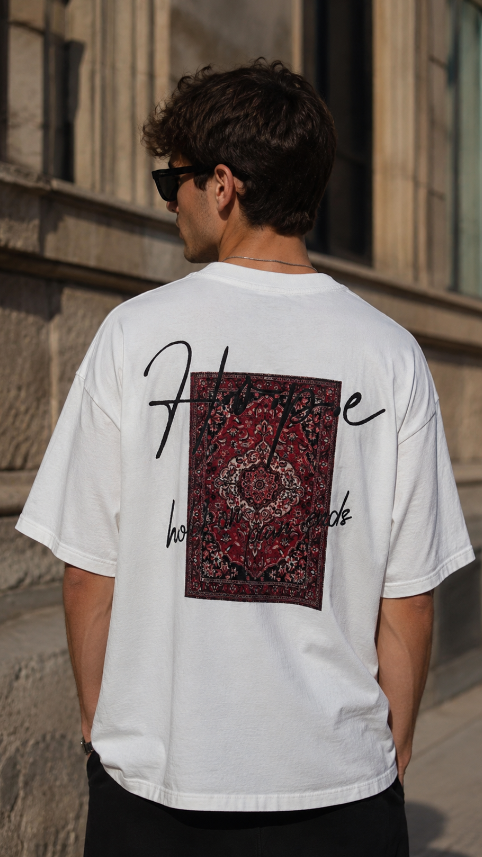 Oversize Beyaz Sırt Halı Patchli Tshirt 9416