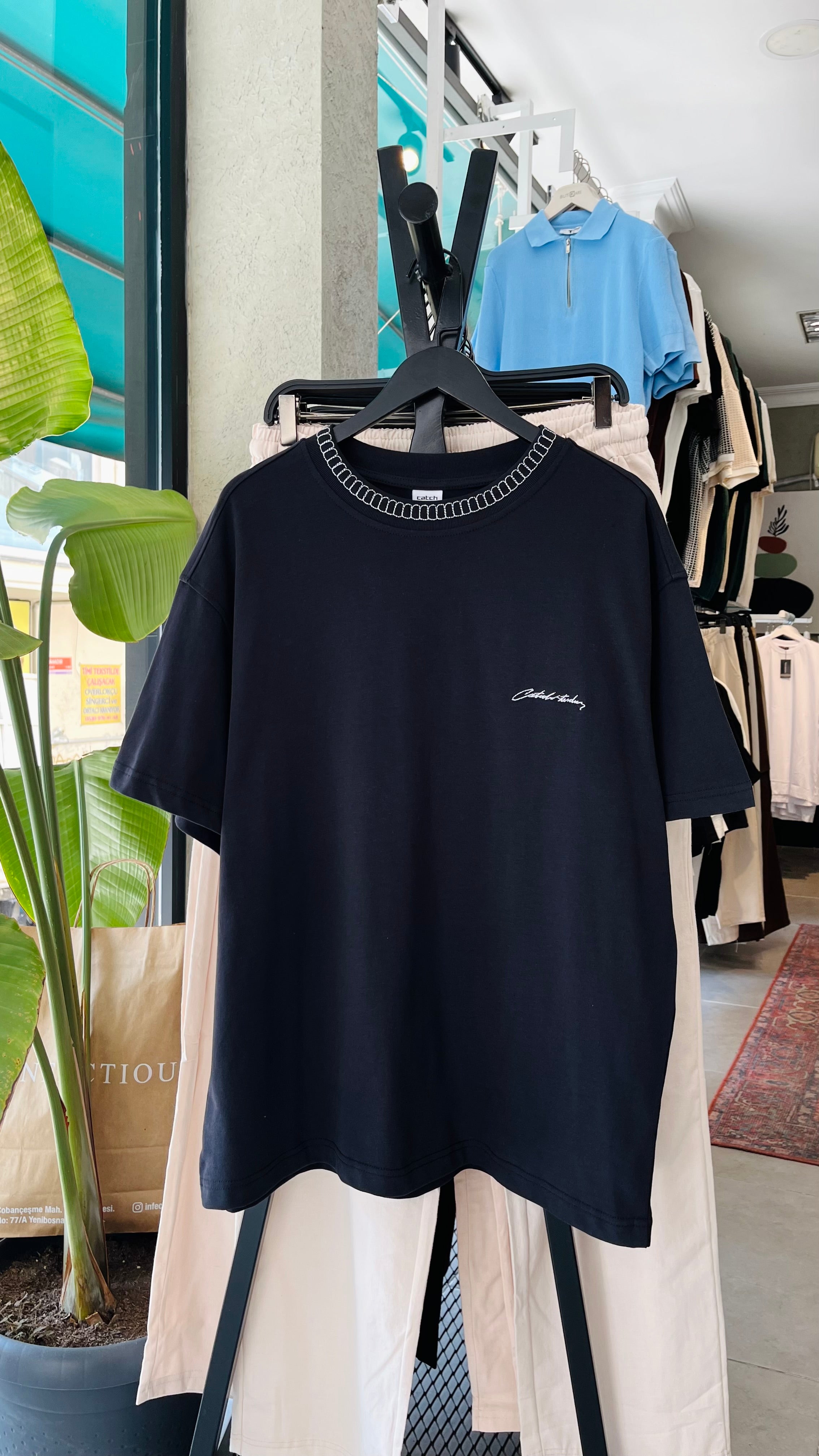 Oversize Siyah Yakası Nakış Detaylı Tshirt – Siyah 9266