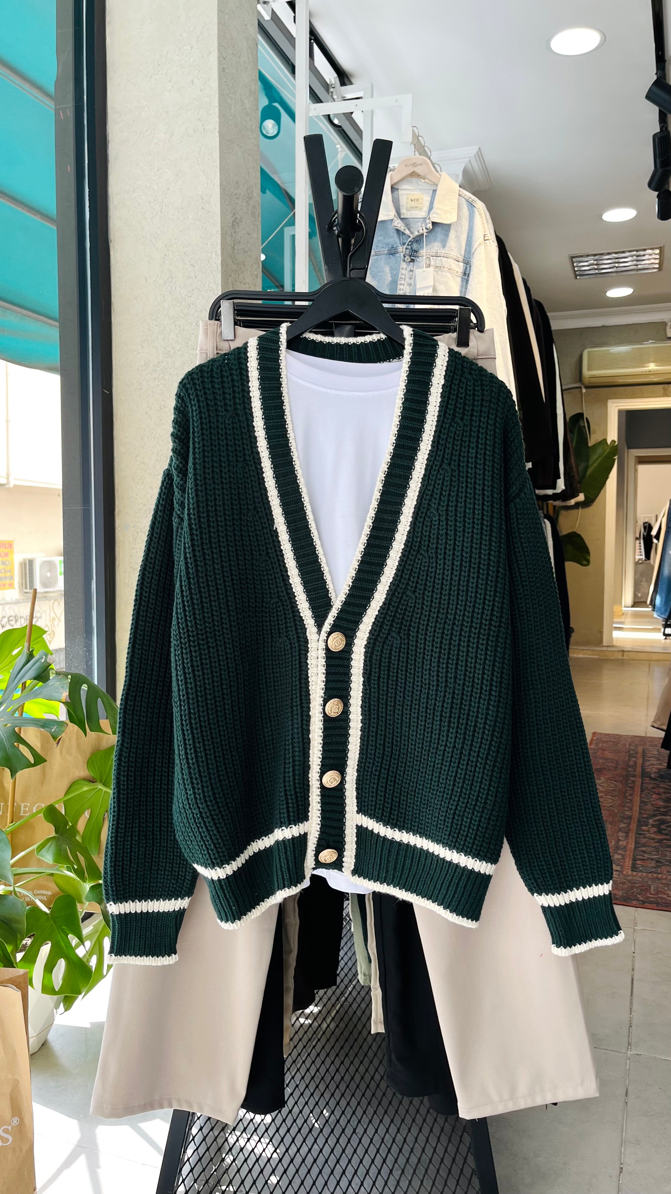 Oversize Bej Çizgili Madalyon Düğme Detaylı Yeşil Örme Hırka 7030