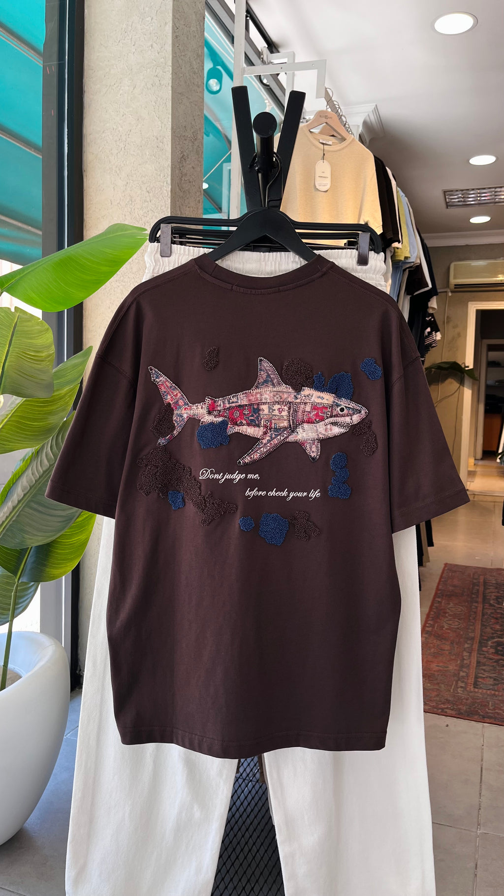 Oversize Kahverengi Sırt Patchli ve Nakışlı Tshirt 9446
