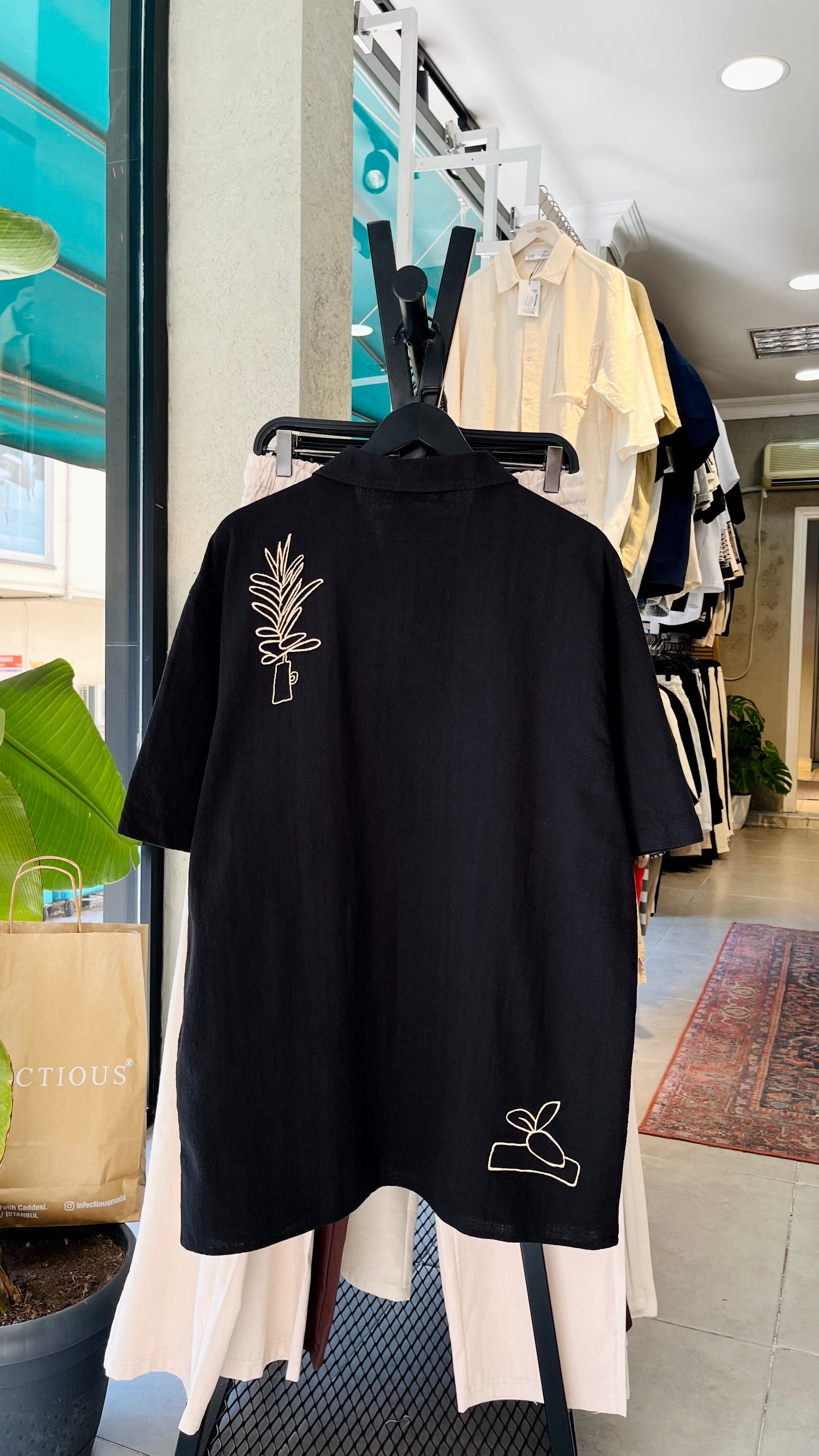 Oversize Siyah Nakış Detaylı Kısa Kollu Gömlek - Siyah 5418