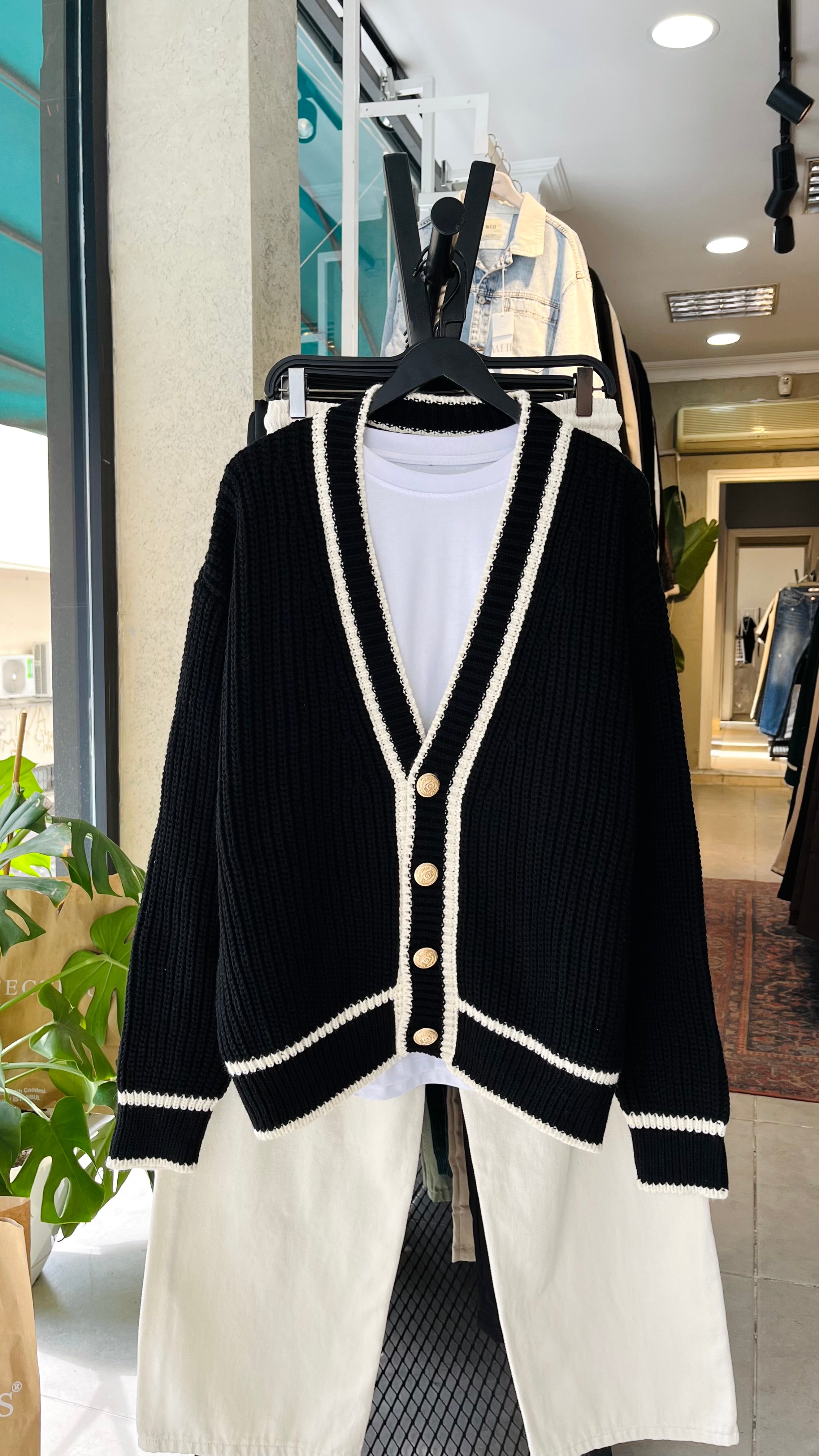 Oversize Bej Çizgili Madalyon Düğme Detaylı Siyah Örme Hırka 7028