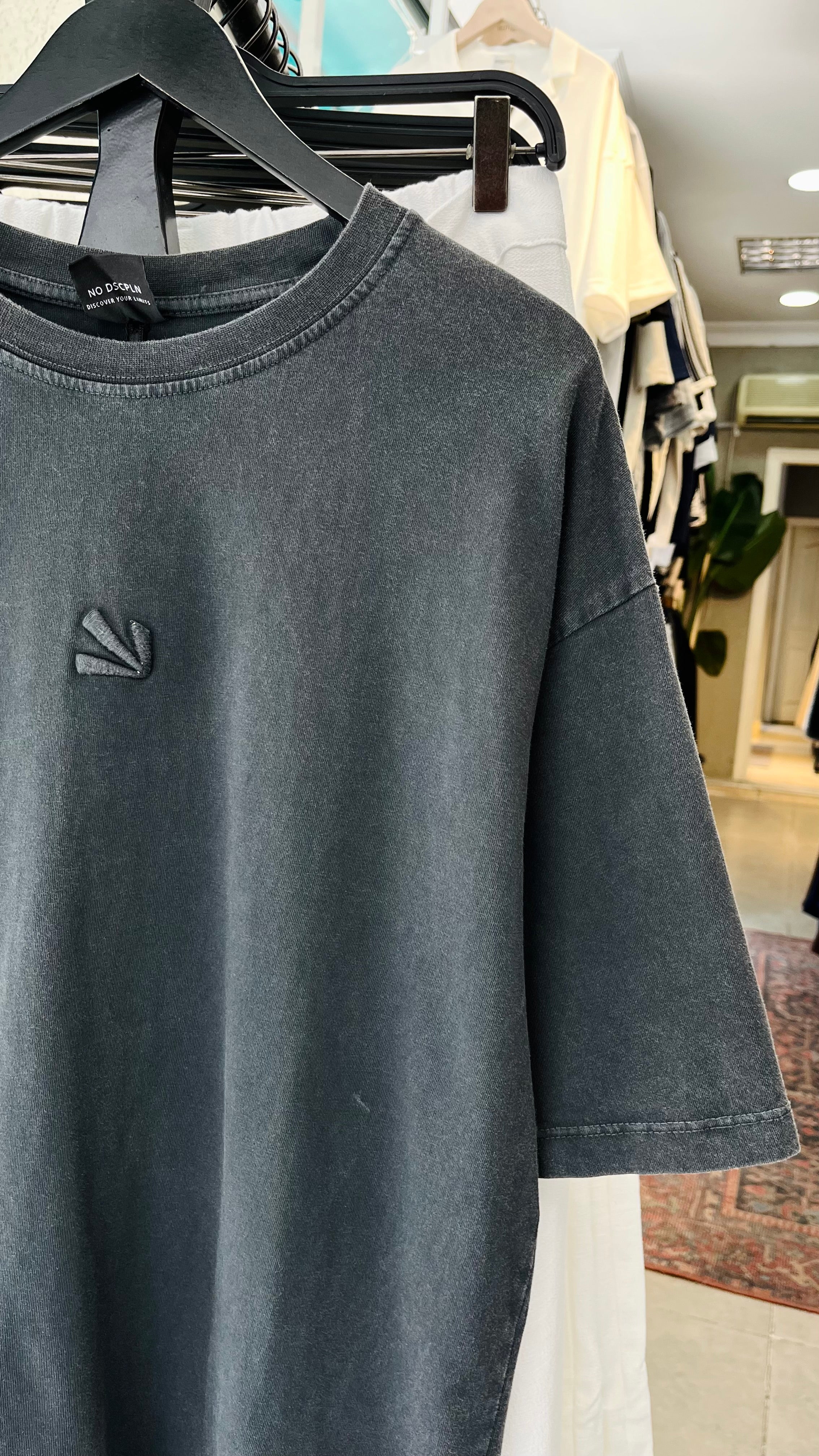 Oversize Siyah Nakış Detaylı Yıkamalı Tshirt – Siyah 9330