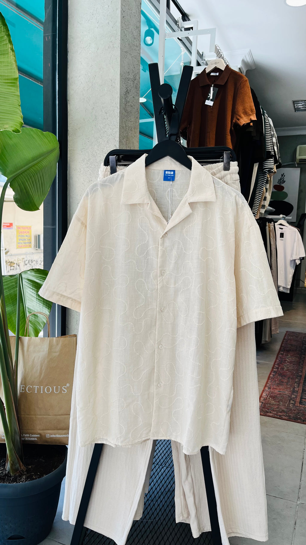 Oversize Kendiliğinden Desenli Apaş Yaka Bej Kısa Kollu Gömlek - Bej 5389