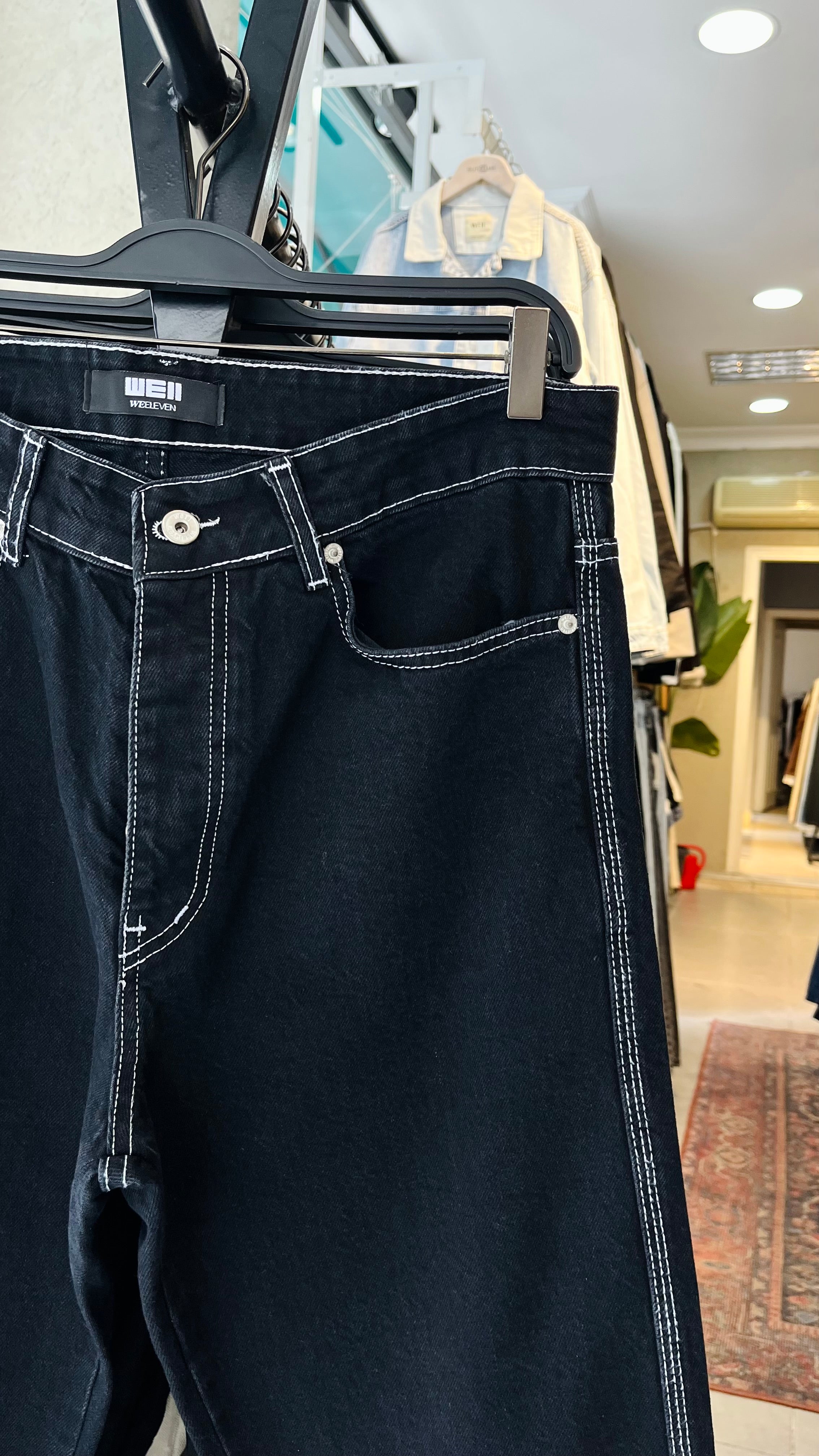 Baggy Beyaz Dikiş Detaylı Siyah Jean 3322