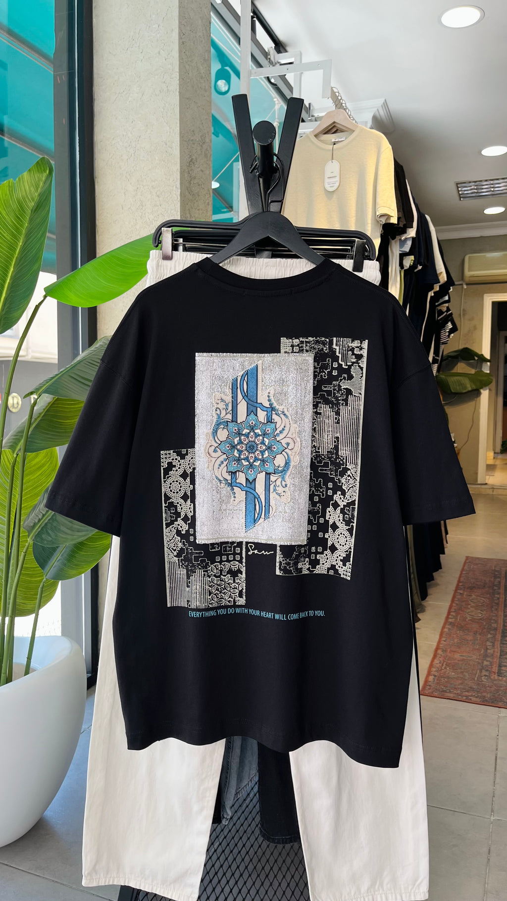 Oversize Siyah Sırt Motif Patchli Tshirt 9418