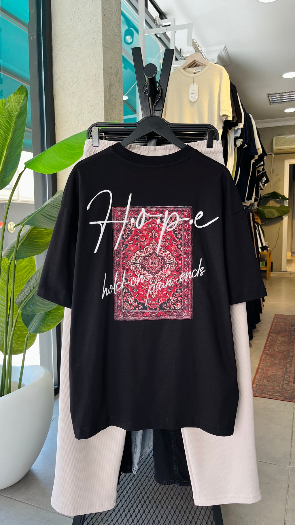 Oversize Siyah Sırt Halı Patchli Tshirt 9417