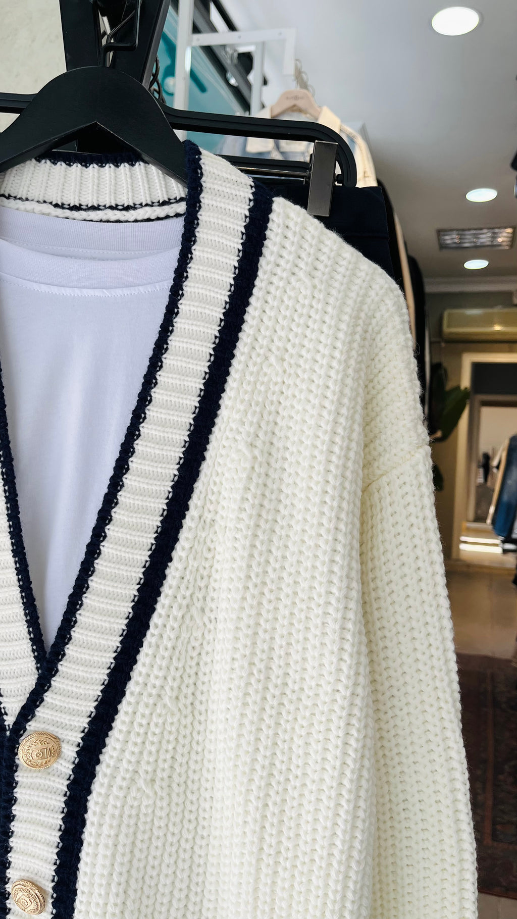 Oversize Lacivert Çizgili Madalyon Düğme Detaylı Beyaz Örme Hırka 7027