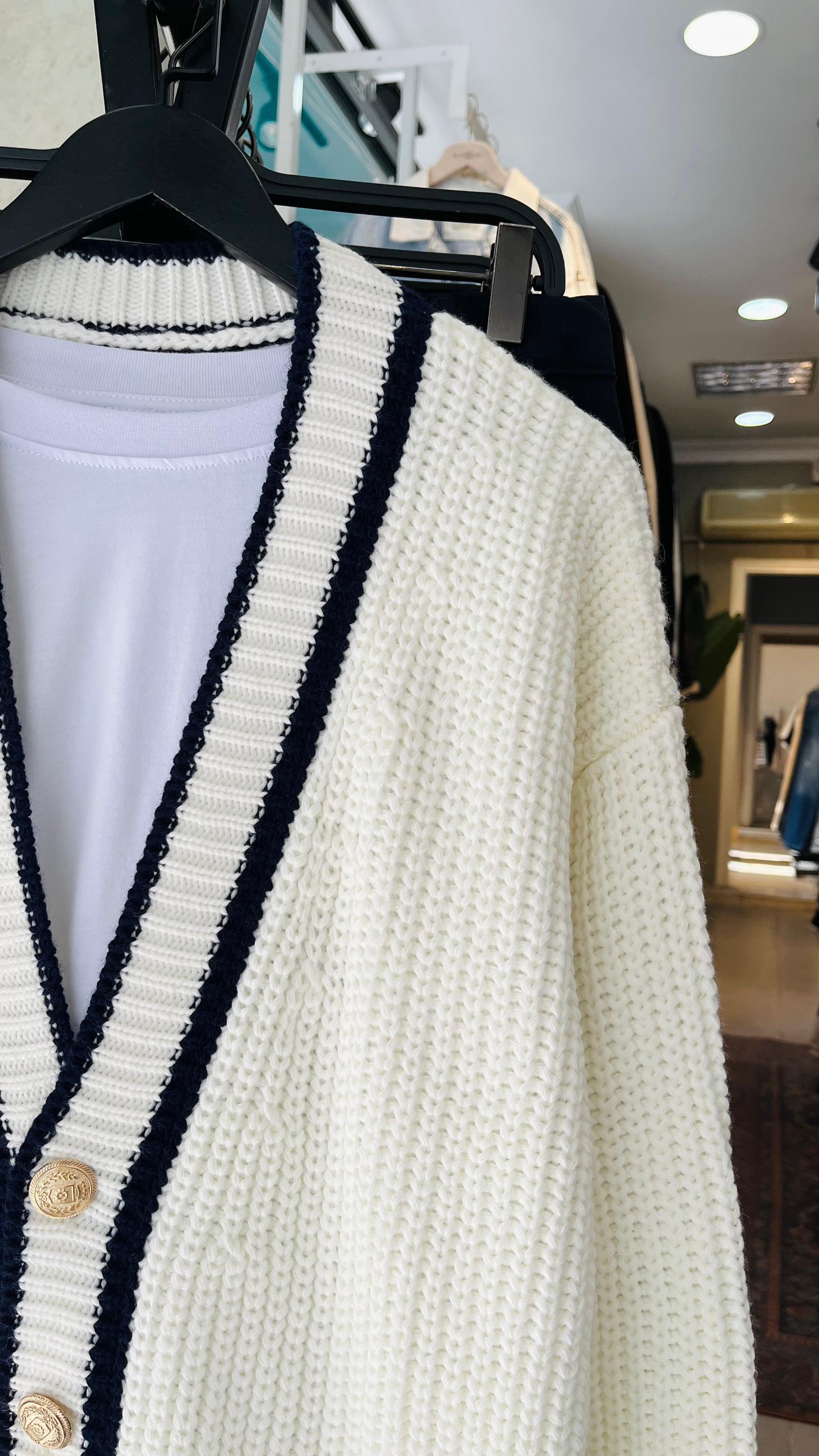 Oversize Lacivert Çizgili Madalyon Düğme Detaylı Beyaz Örme Hırka 7027