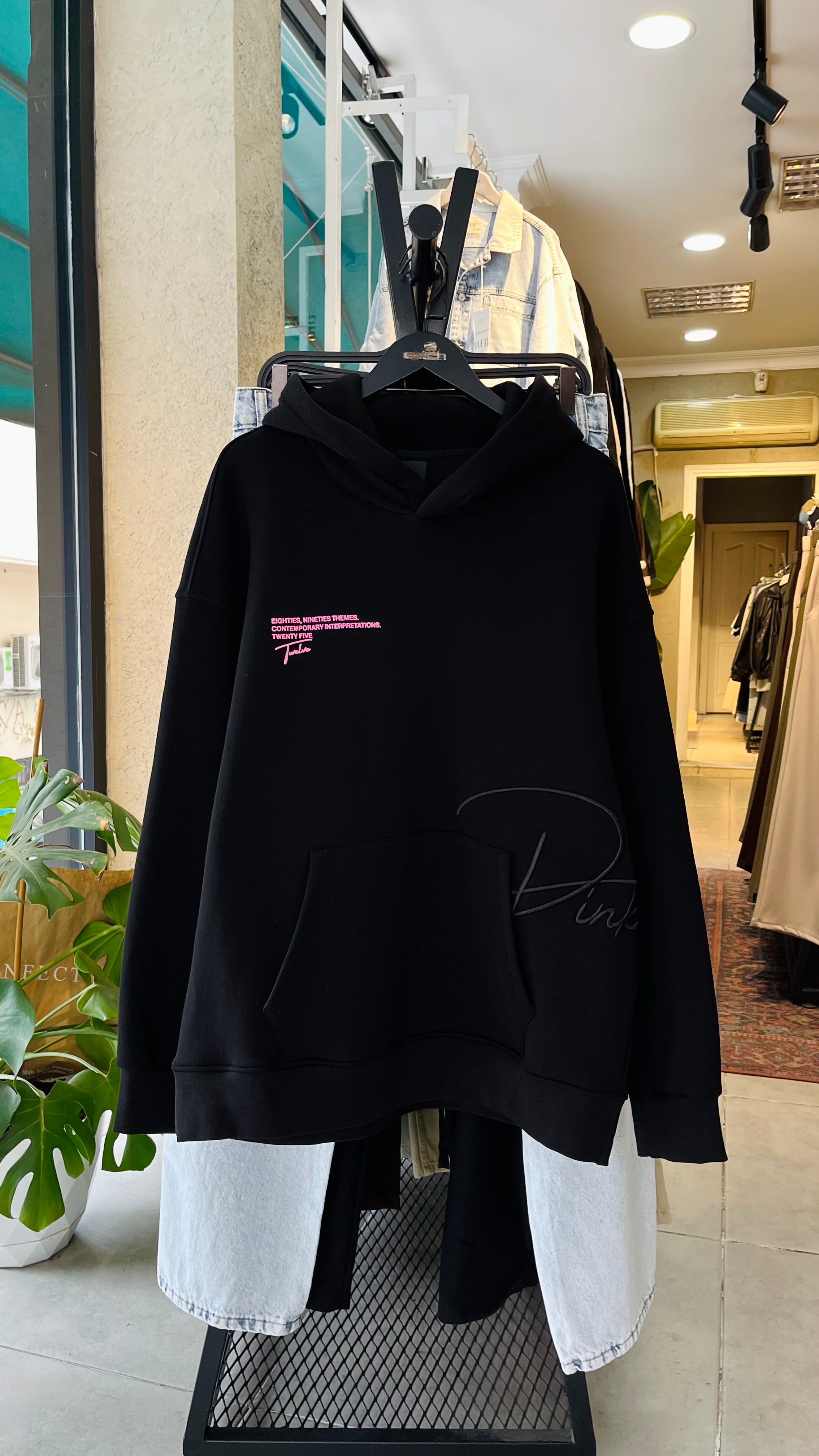 Oversize Pink Panter Sırt Baskılı Siyah Kapüşonlu Sweatshirt 7024