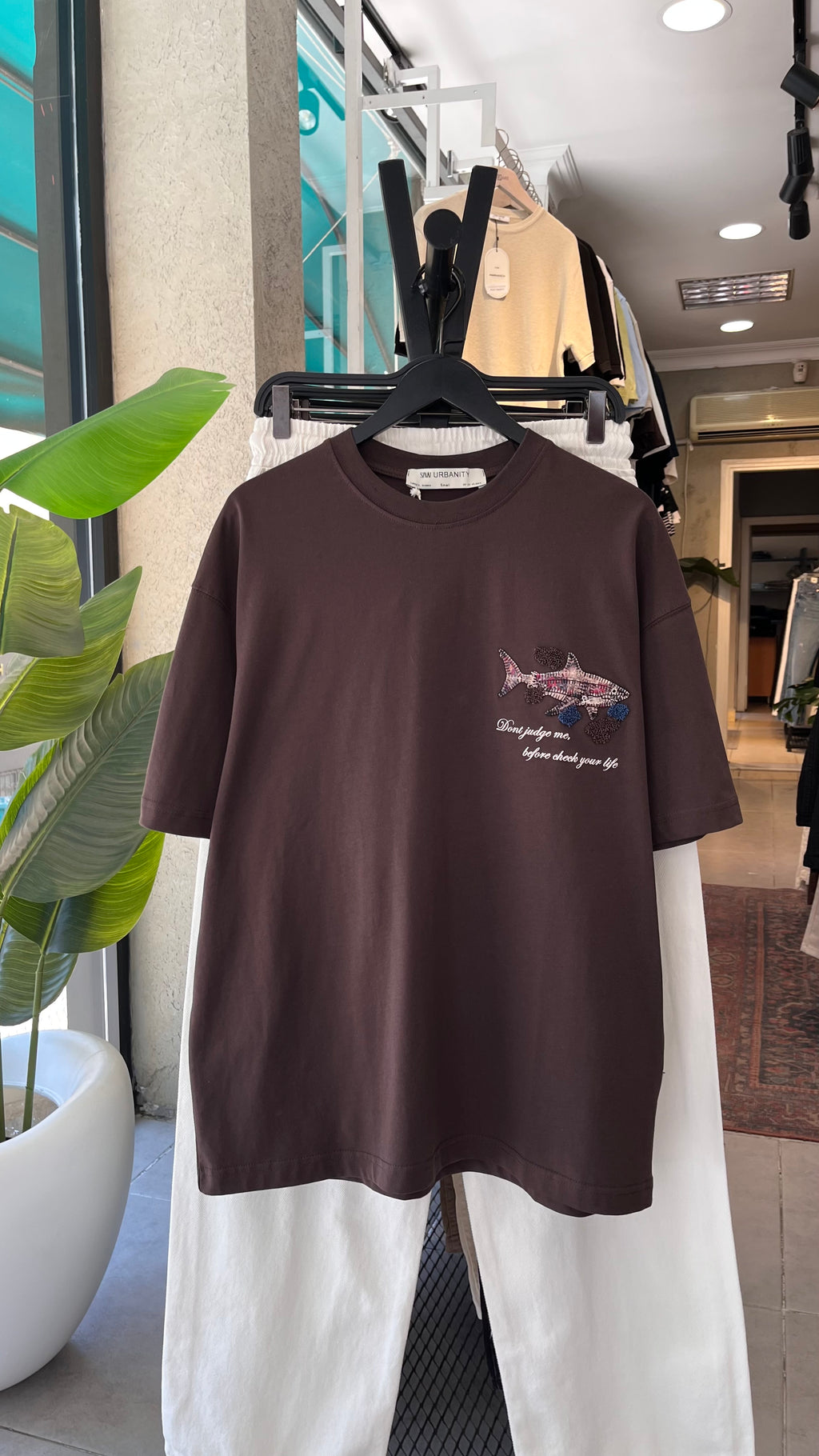 Oversize Kahverengi Sırt Patchli ve Nakışlı Tshirt 9446