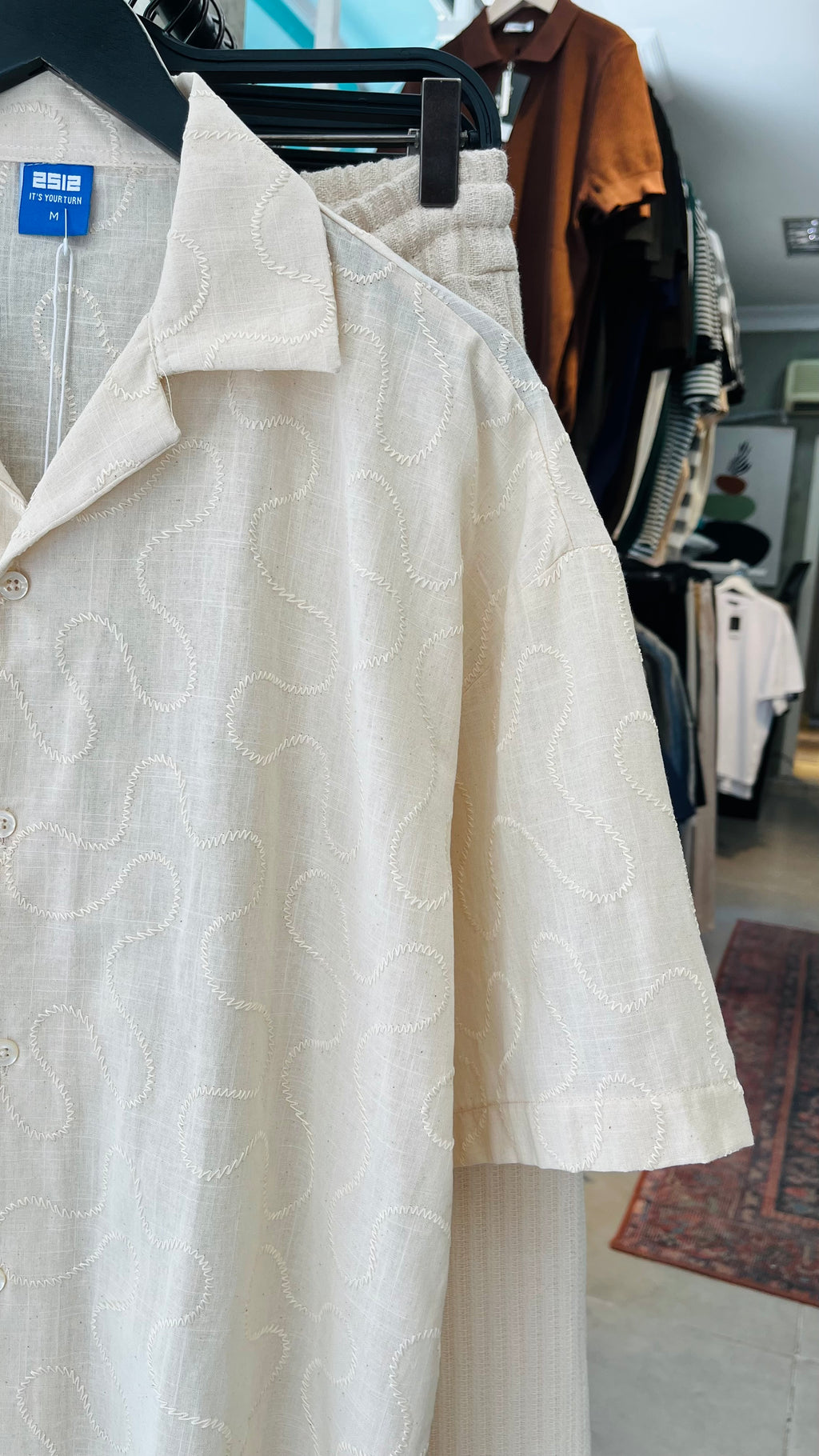 Oversize Kendiliğinden Desenli Apaş Yaka Bej Kısa Kollu Gömlek - Bej 5389