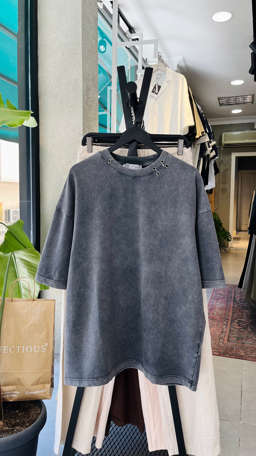 Oversize Siyah Yakası Metal Detaylı Siyah Yıkamalı Tshirt – Siyah 9310