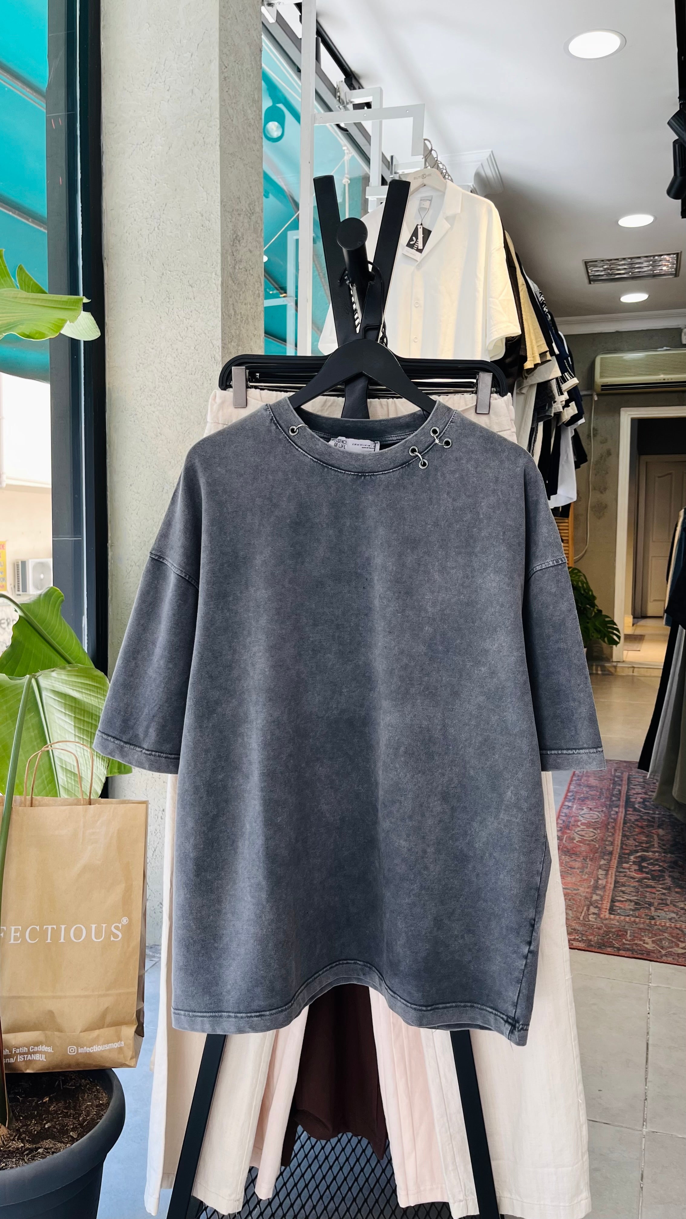 Oversize Siyah Yakası Metal Detaylı Siyah Yıkamalı Tshirt – Siyah 9310