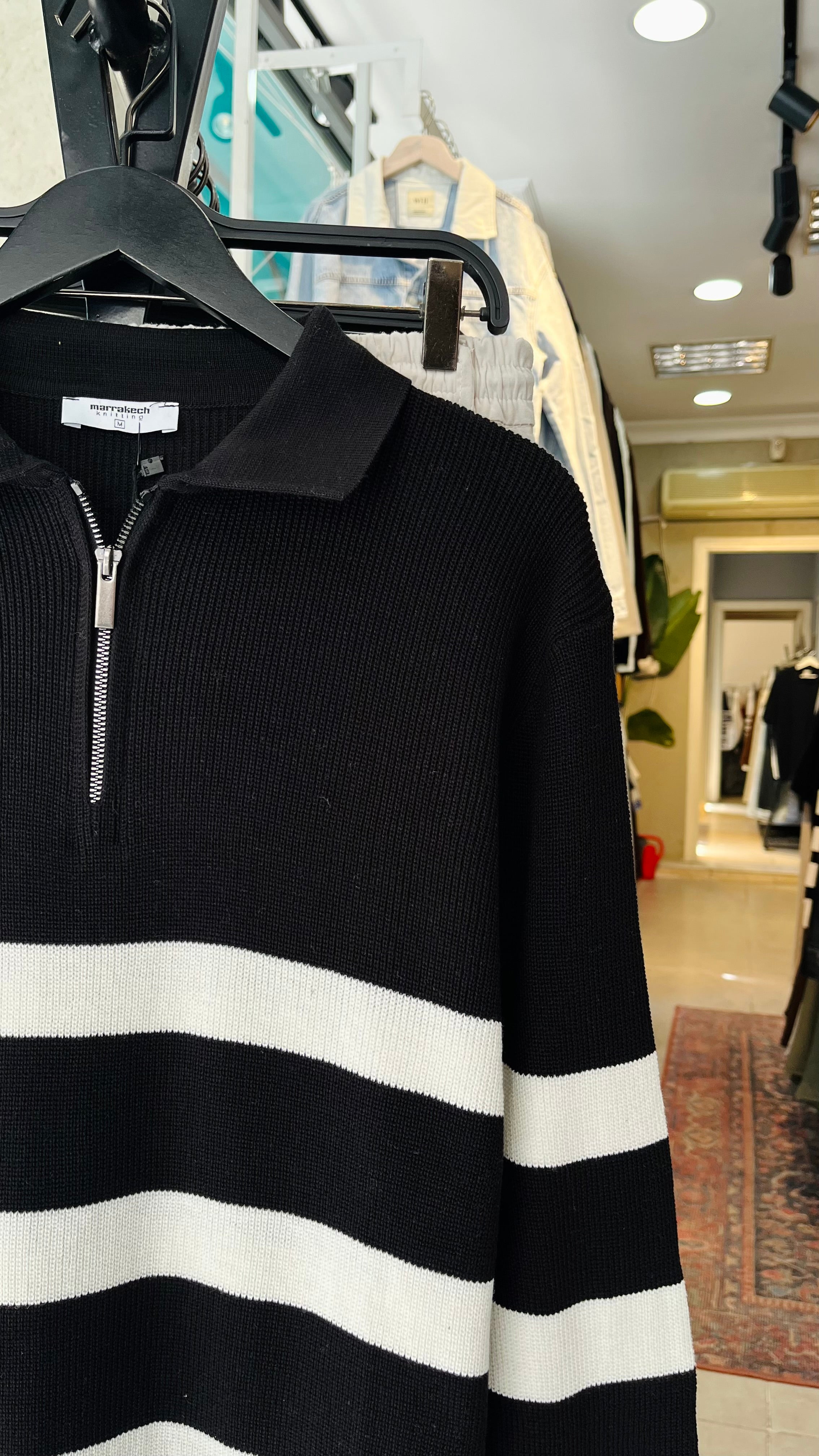 Oversize Siyah Yakalı Fermuarlı Beyaz Şeritli Triko Kazak 7021