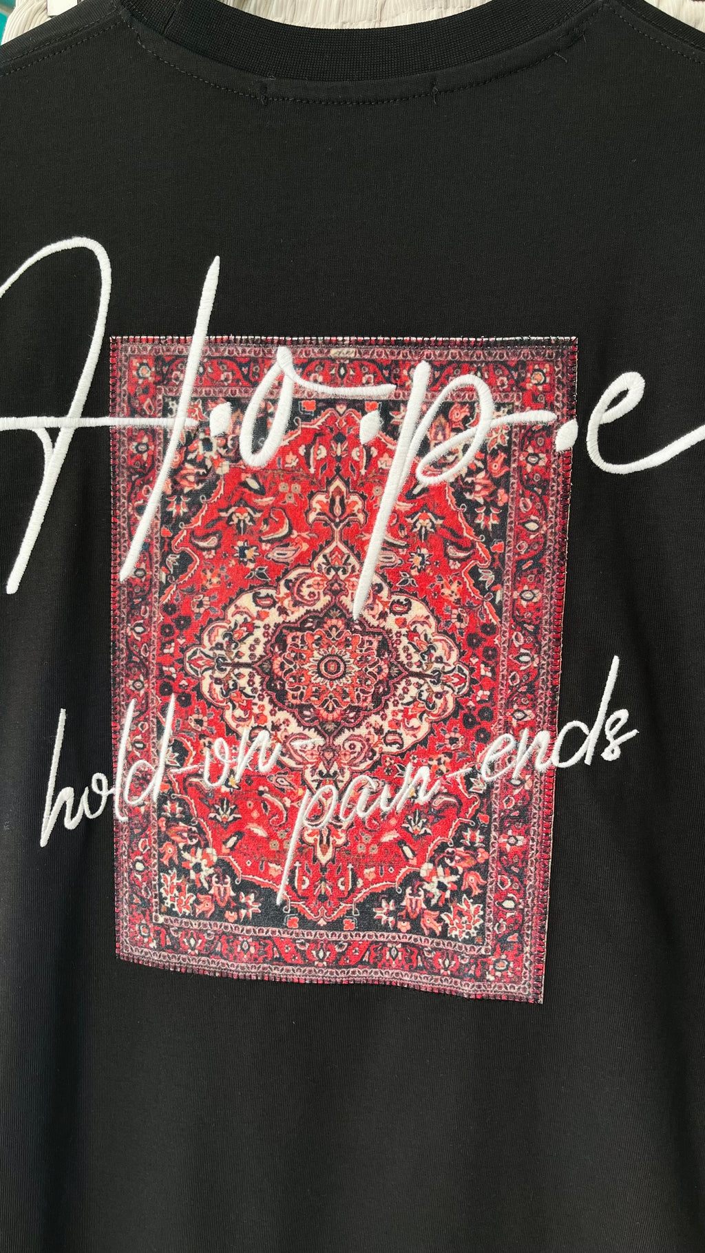 Oversize Siyah Sırt Halı Patchli Tshirt 9417