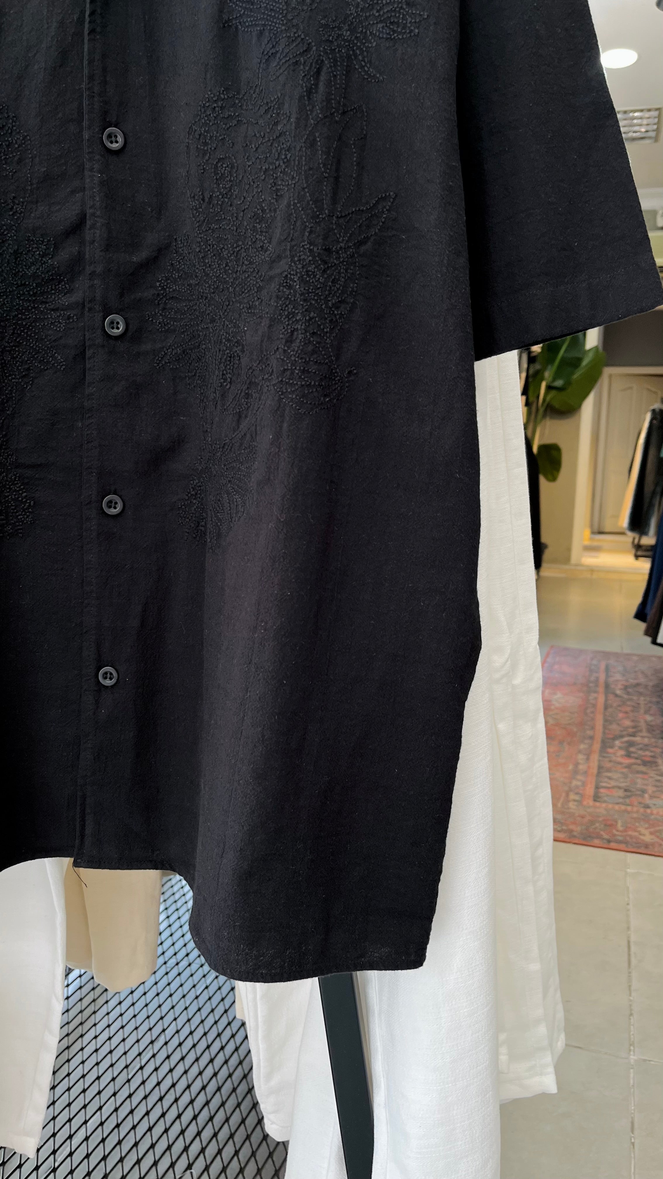 Oversize Siyah Nakış Detaylı Apaş Yaka Kısa Kollu Gömlek - Siyah 5420