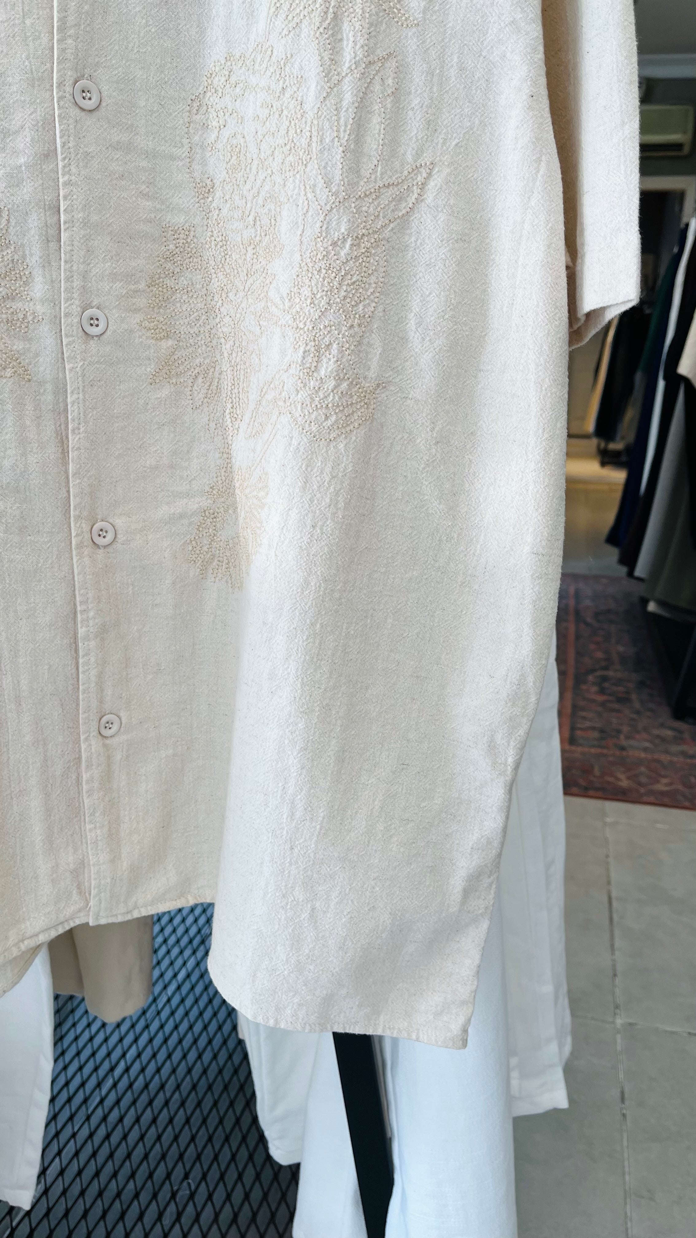 Oversize Bej Nakış Detaylı Apaş Yaka Kısa Kollu Gömlek - Bej 5419