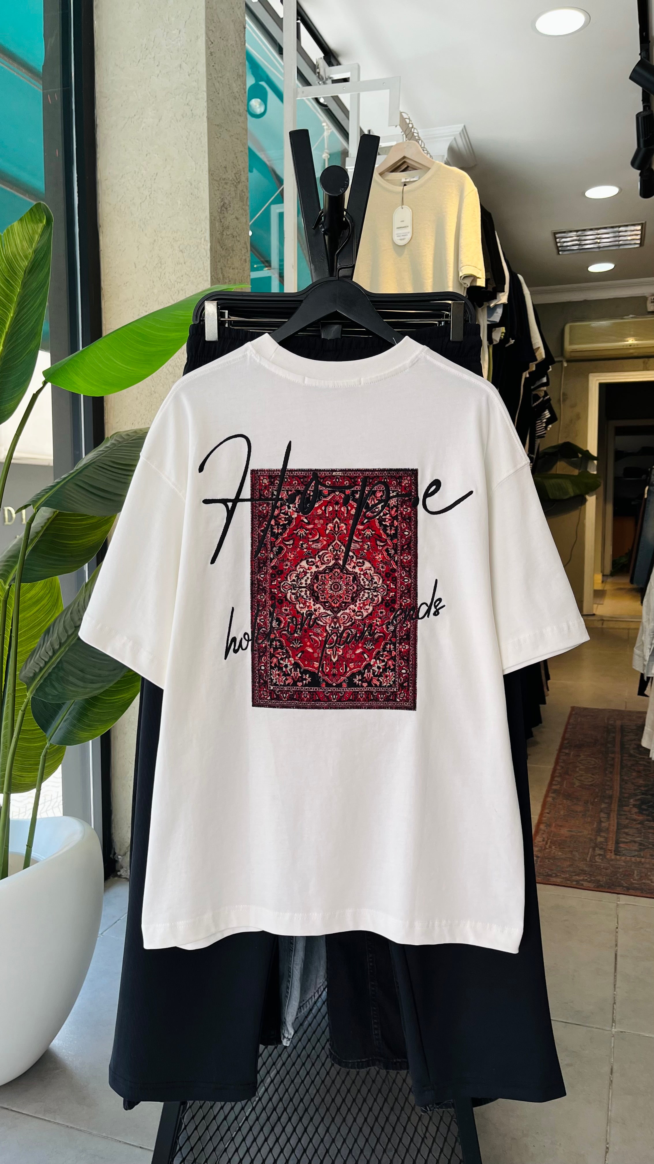 Oversize Beyaz Sırt Halı Patchli Tshirt 9416