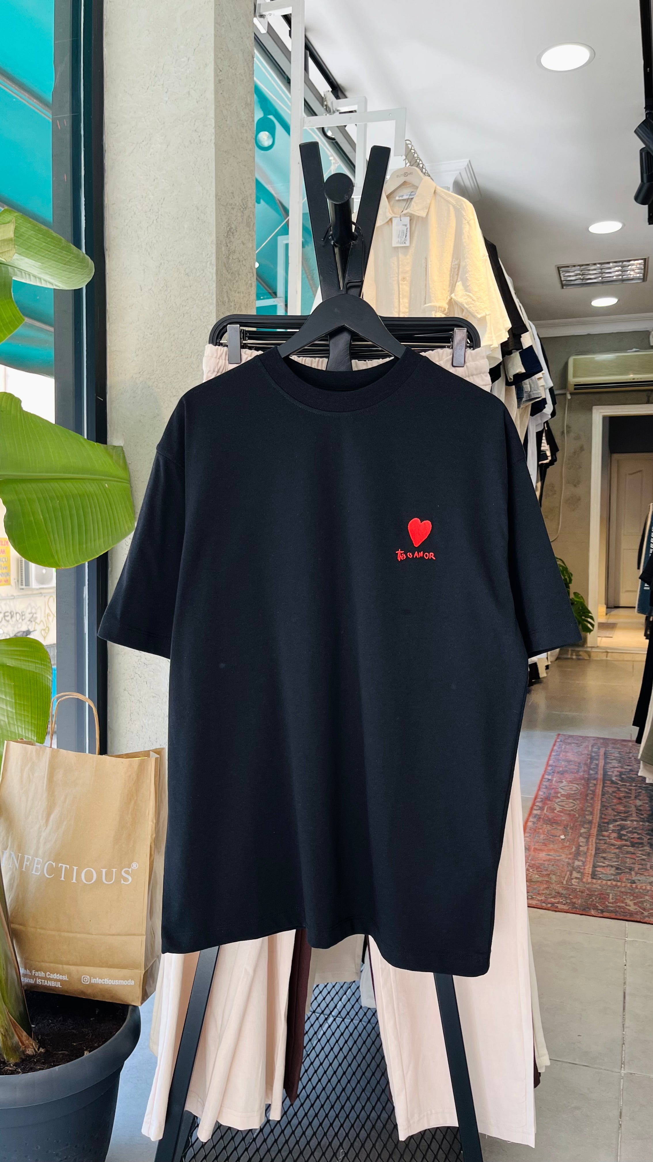 Oversize Siyah Amor Nakış Detaylı Tshirt – Siyah 9316